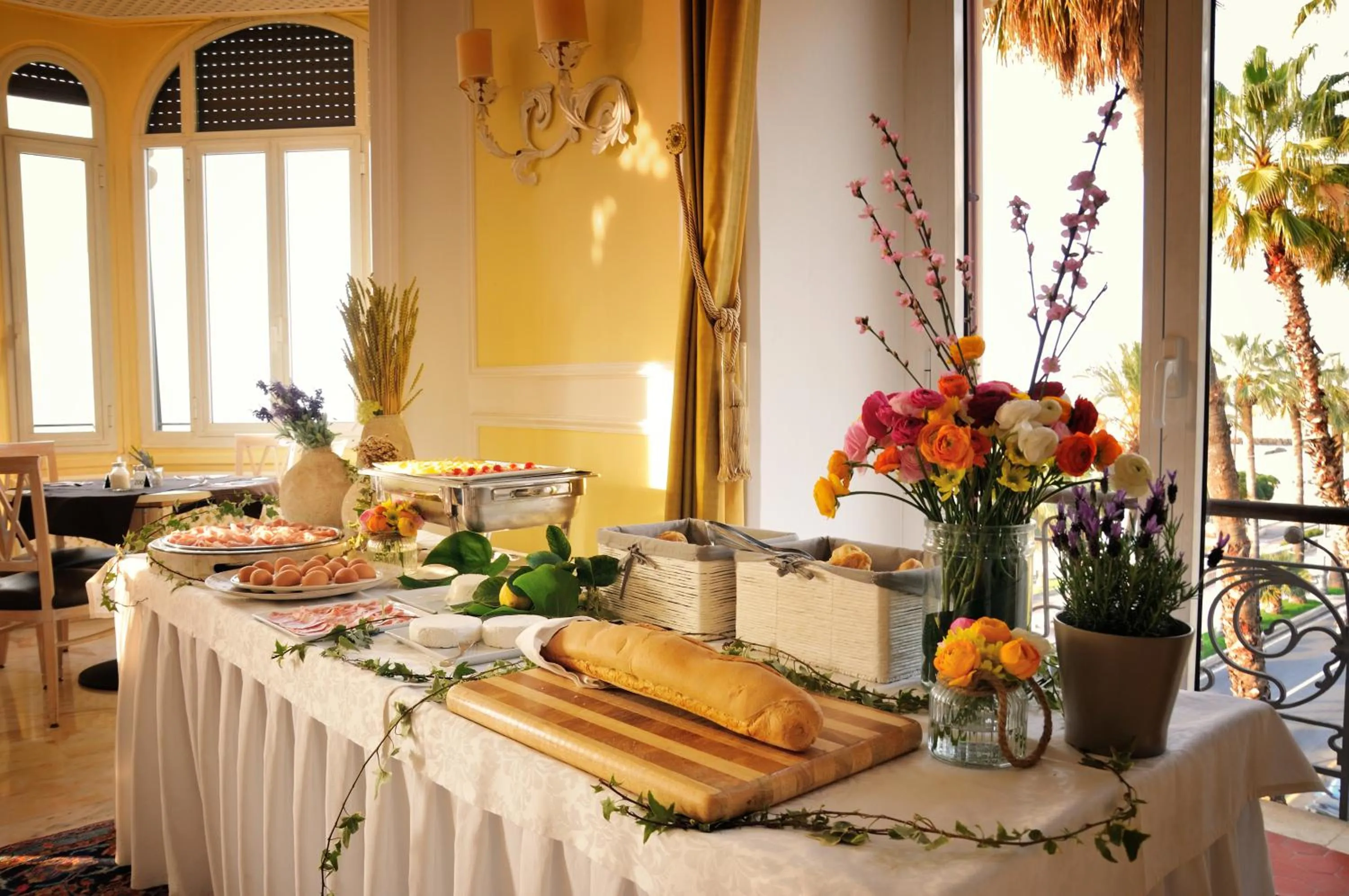 Restaurant/places to eat in Lolli Palace Hotel