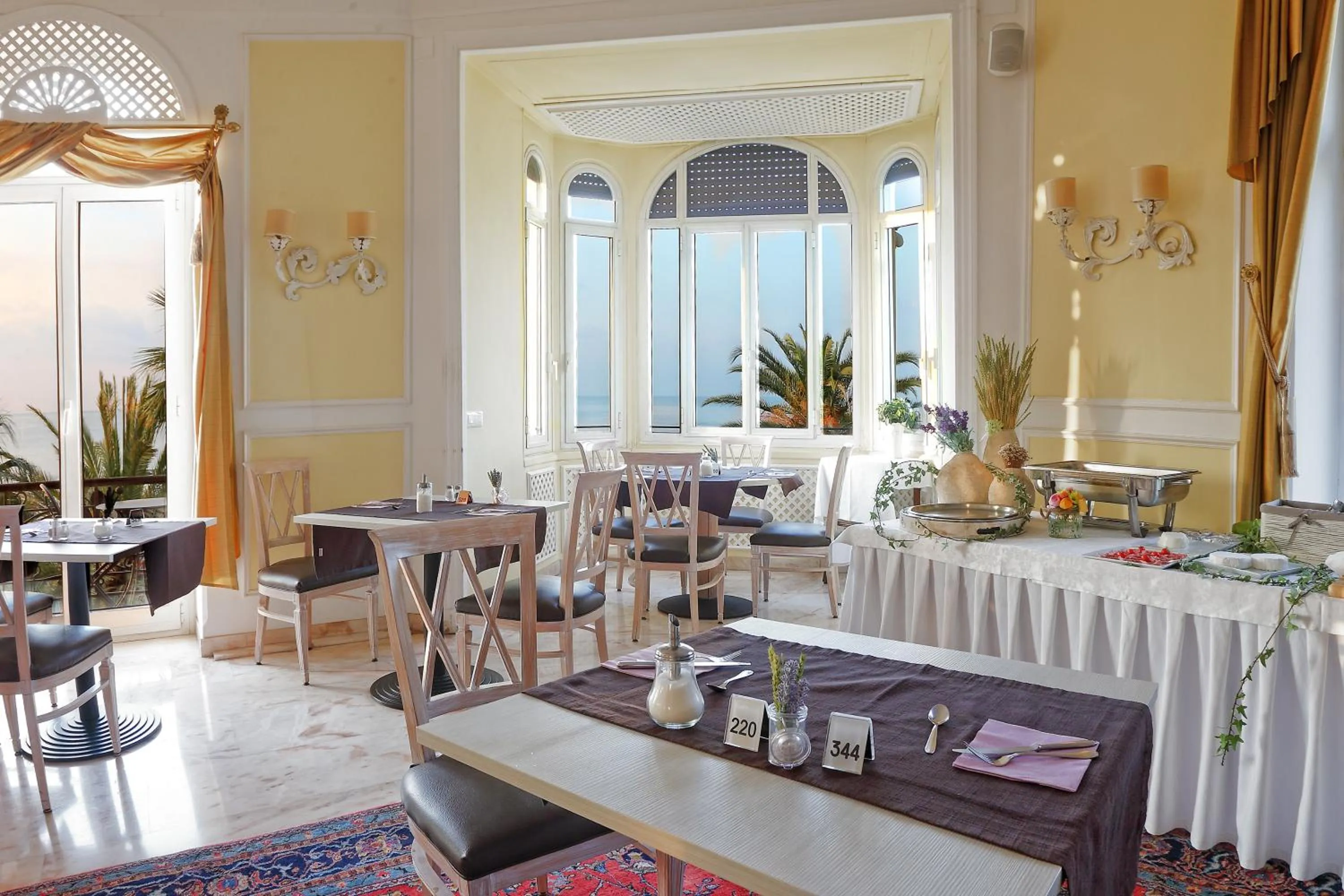 Restaurant/places to eat in Lolli Palace Hotel