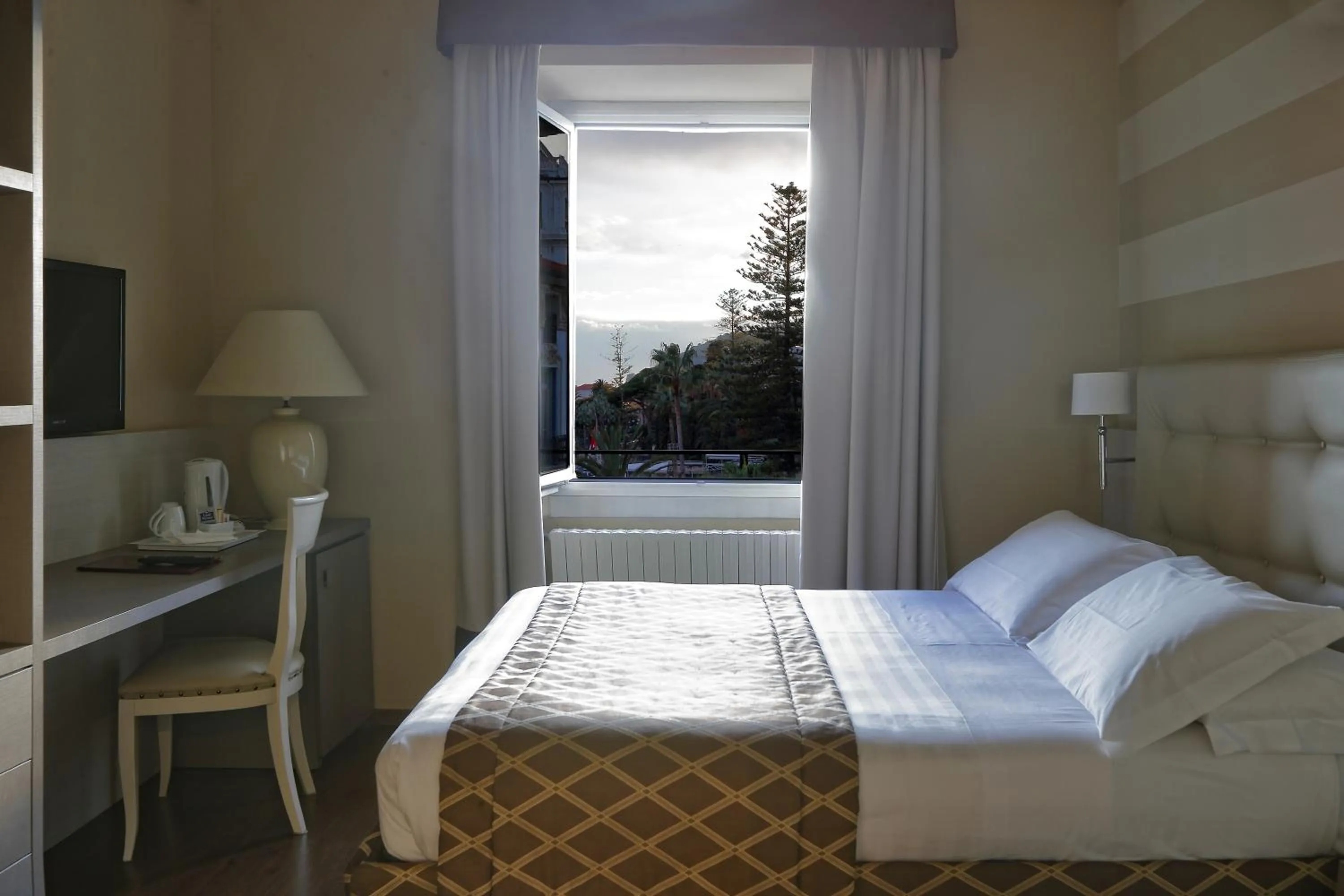 TV and multimedia, Bed in Lolli Palace Hotel