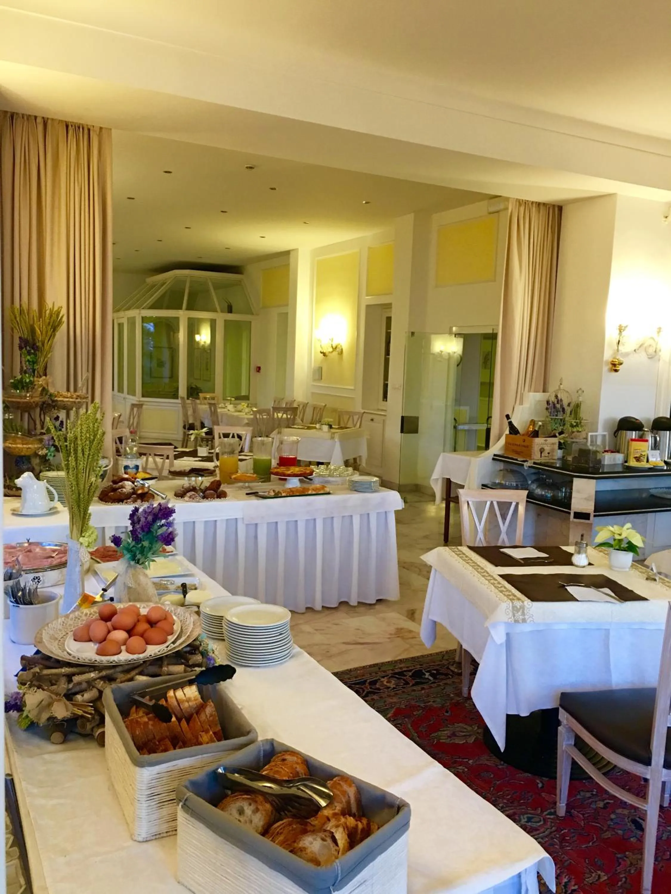 Restaurant/places to eat in Lolli Palace Hotel