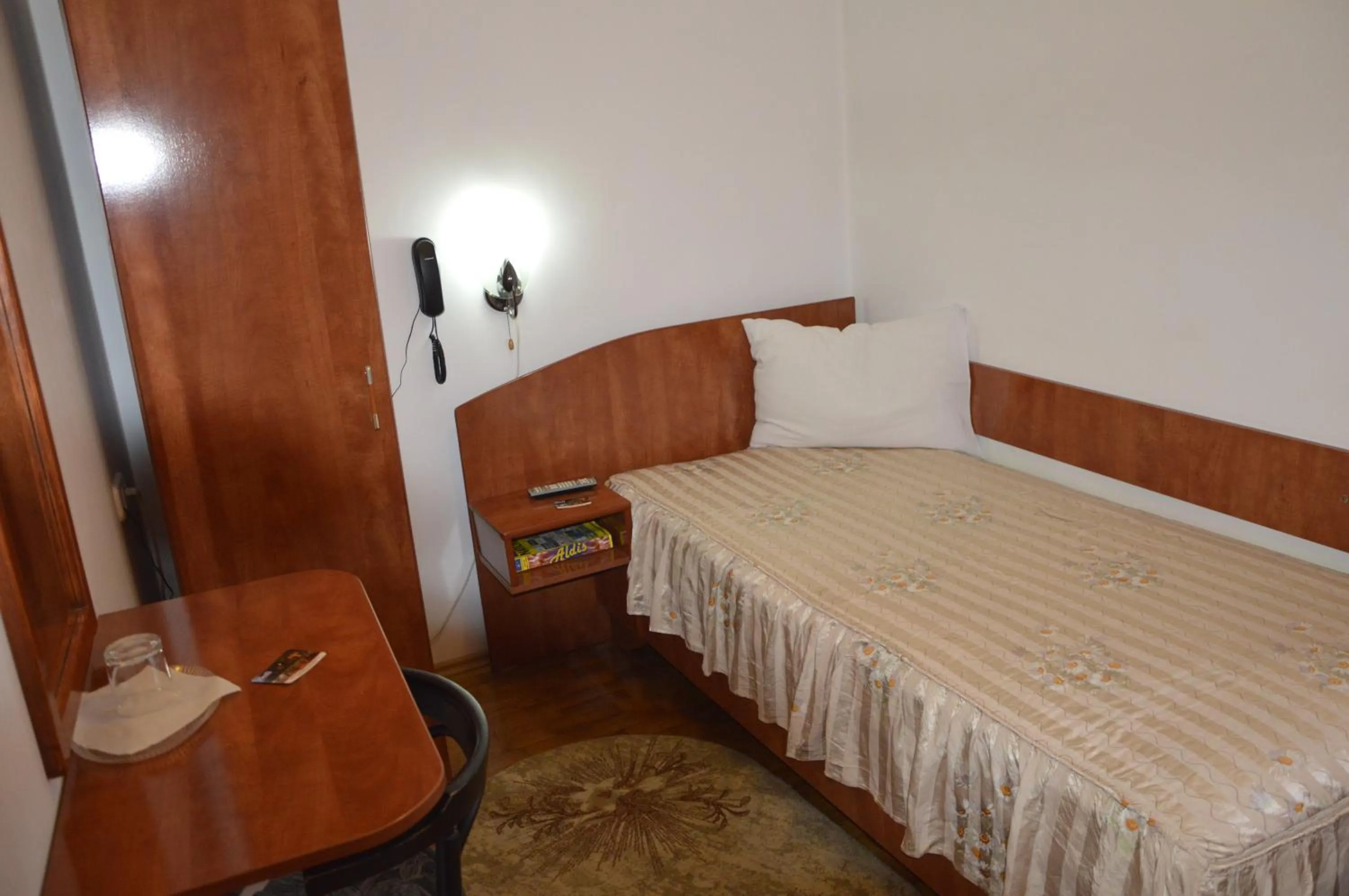 Bedroom, Bed in Motel Buti