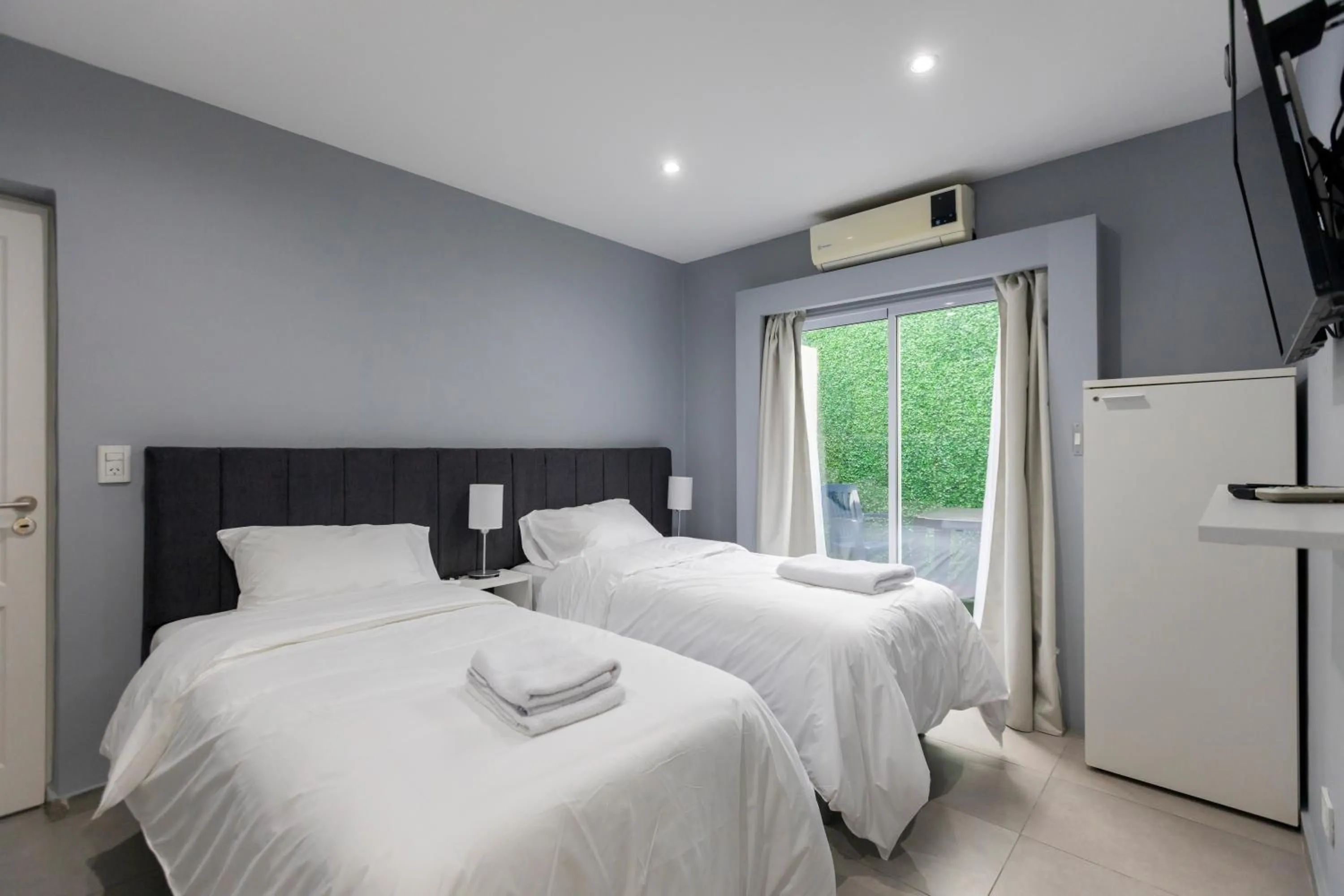 Photo of the whole room, Bed in Gugasuites