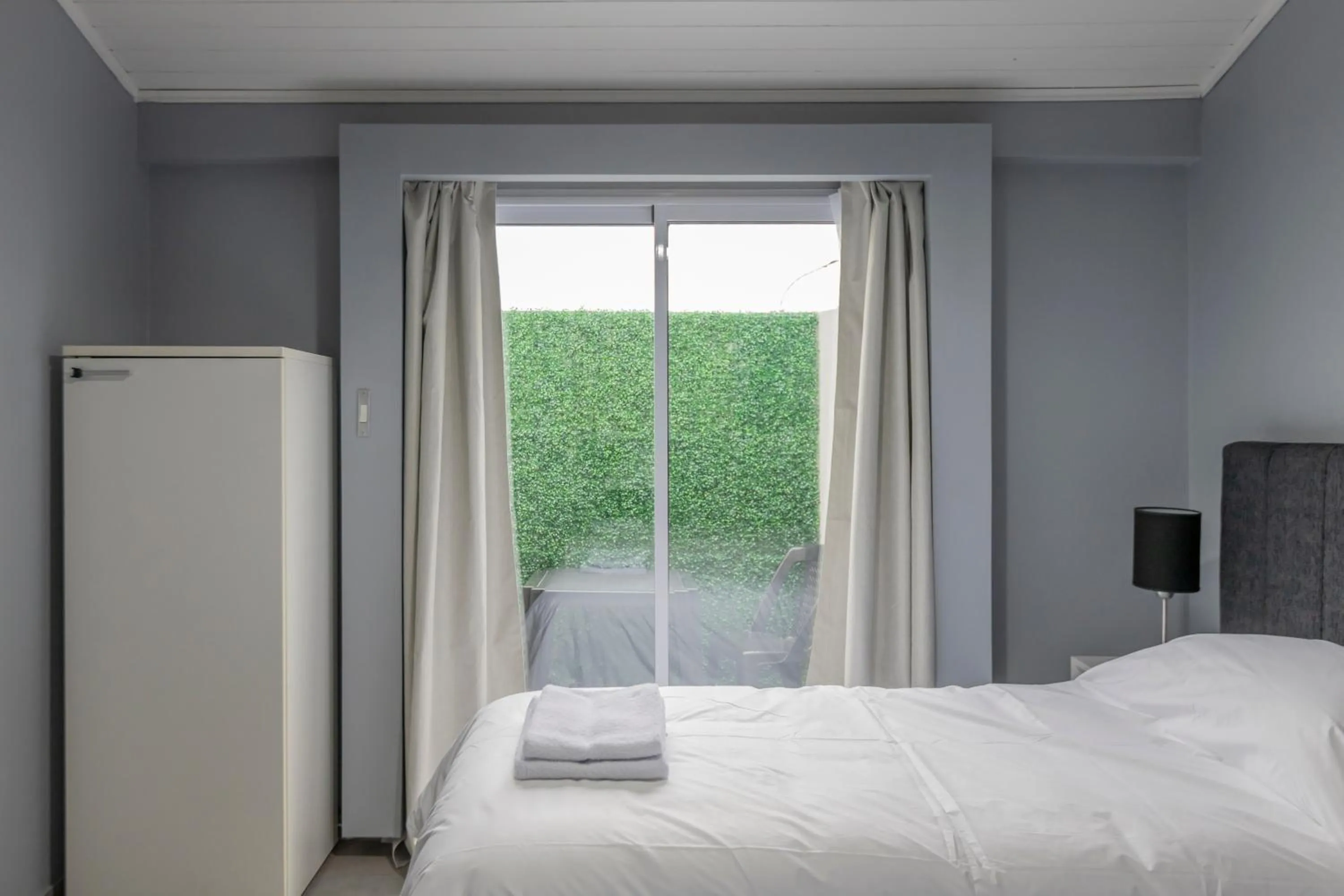 Photo of the whole room, Bed in Gugasuites