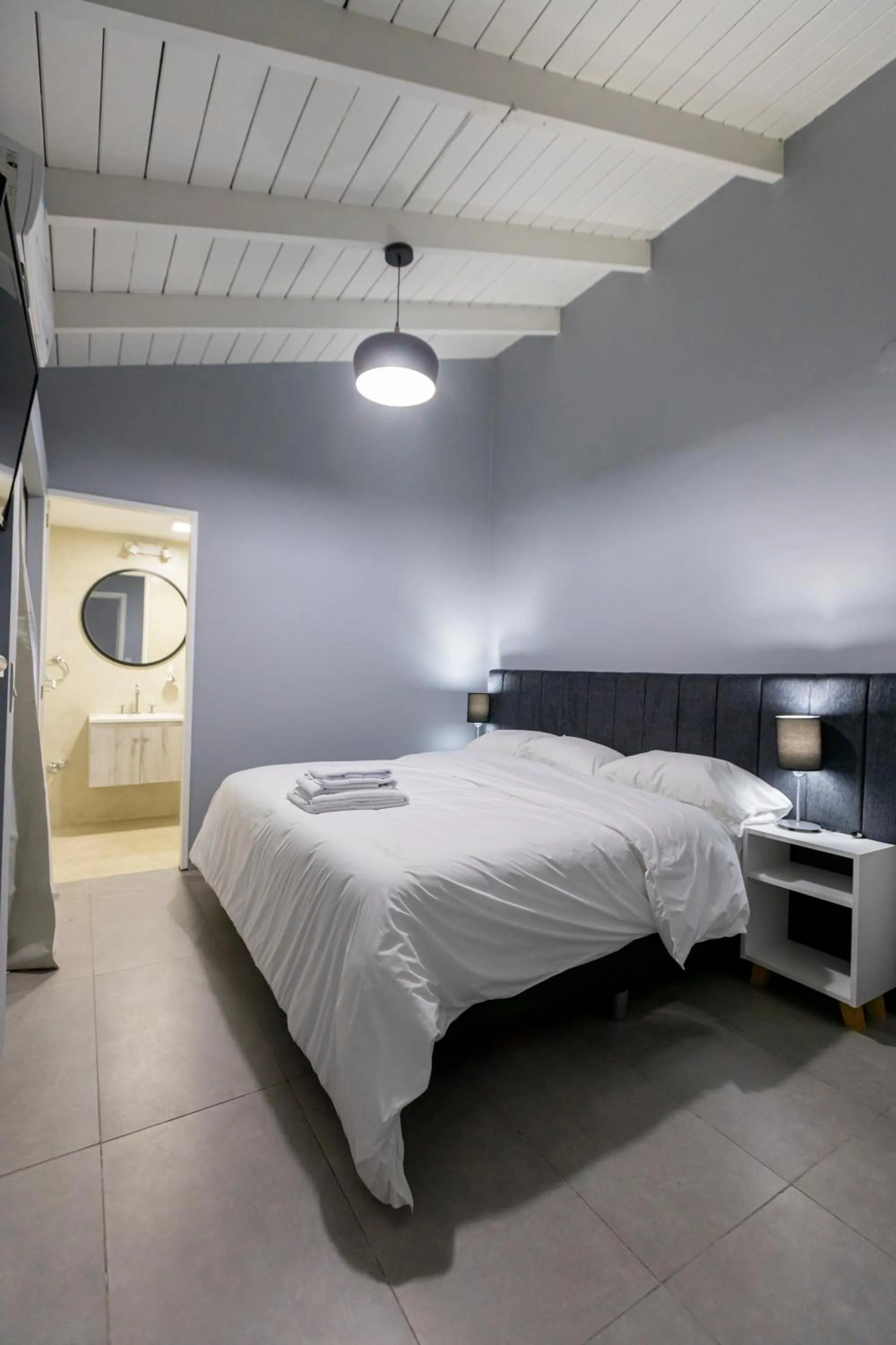 Photo of the whole room, Bed in Gugasuites