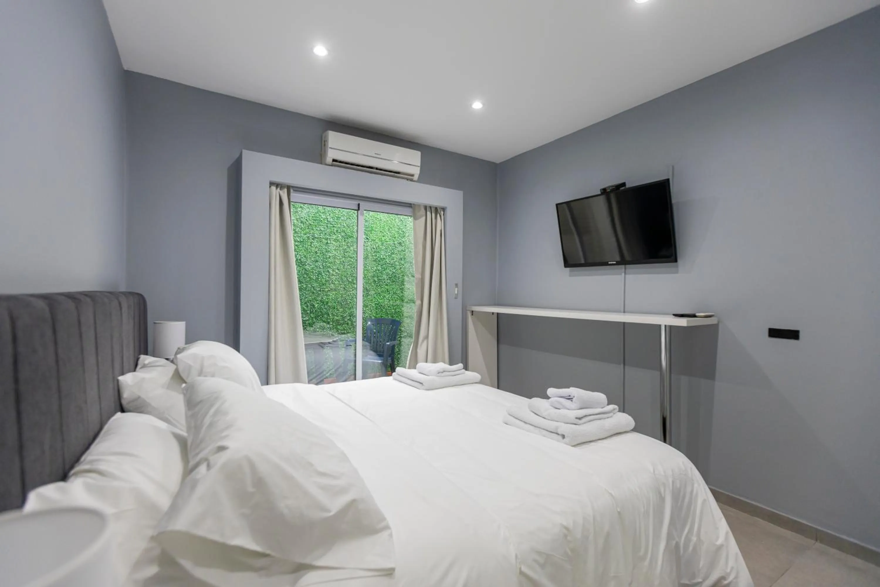 Photo of the whole room, Bed in Gugasuites