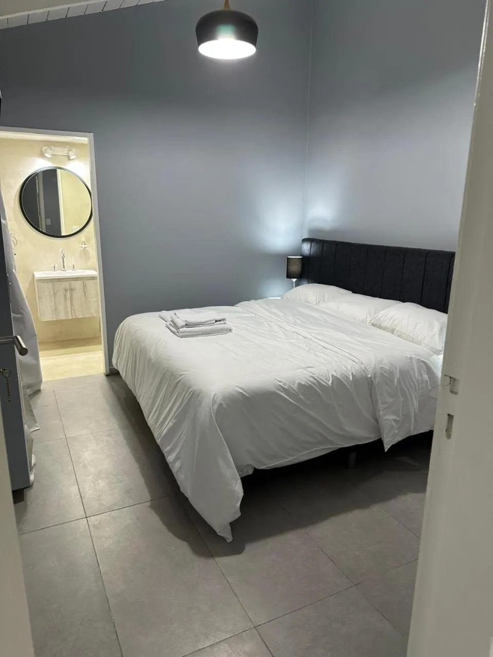 Photo of the whole room, Bed in Gugasuites