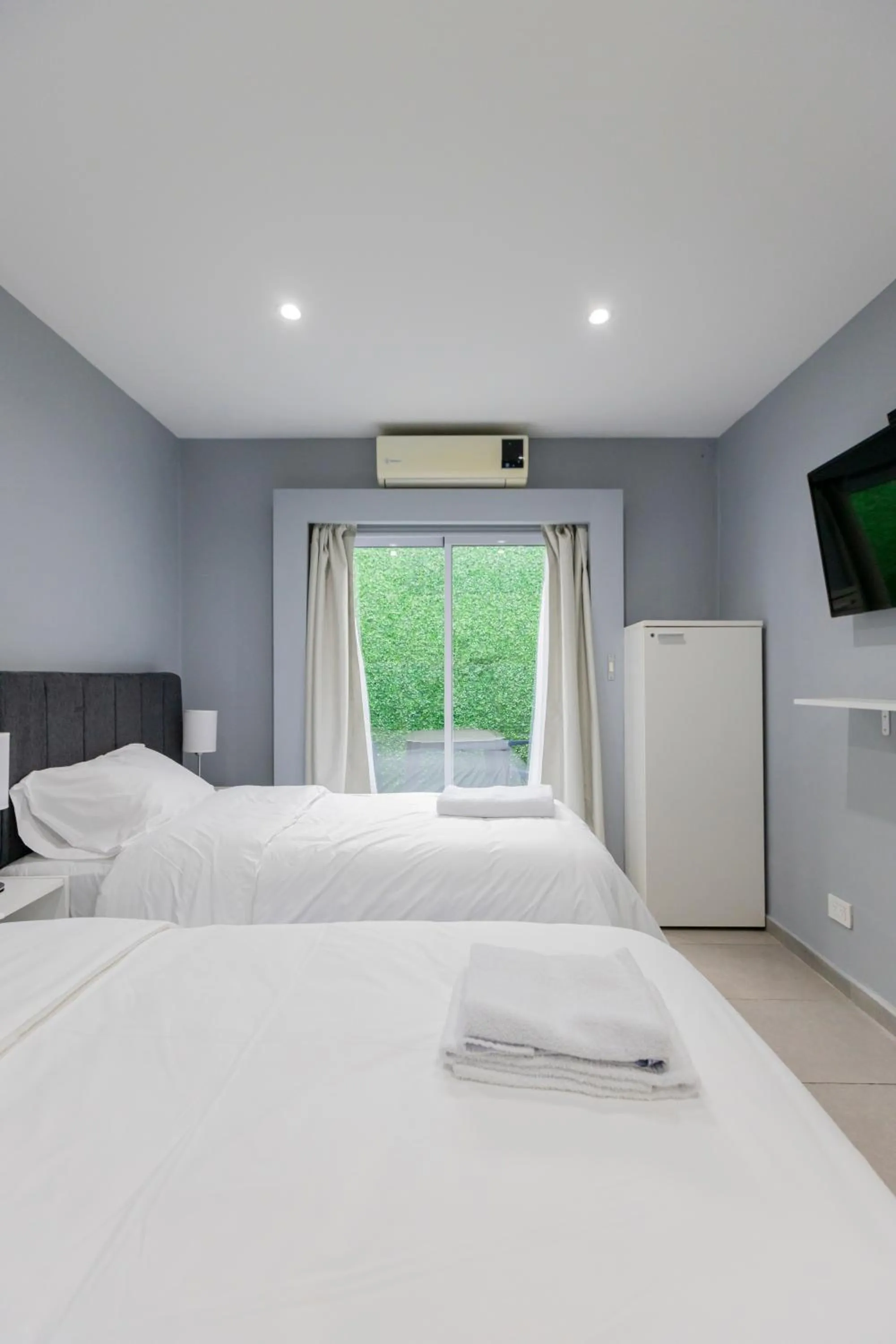 Photo of the whole room, Bed in Gugasuites