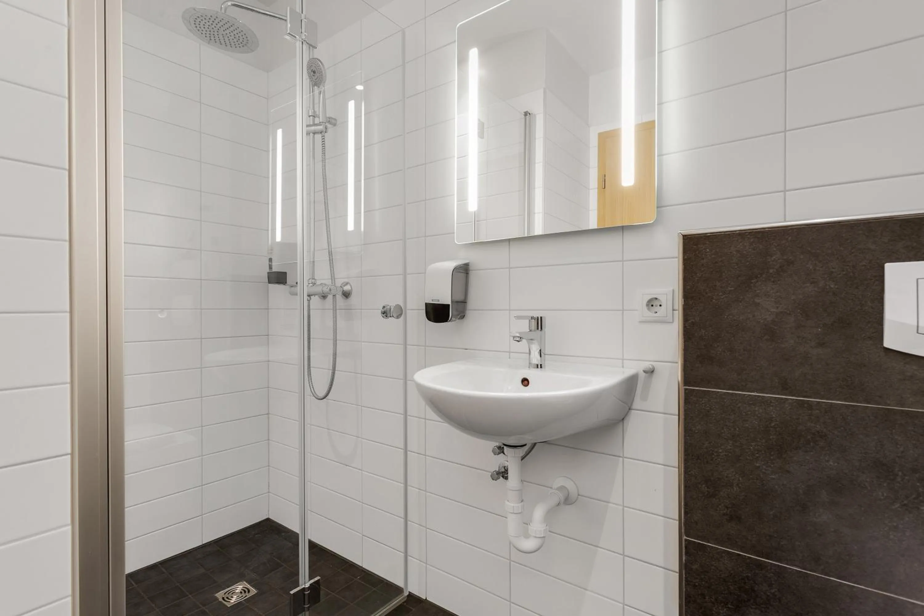 Shower in Hotel Vellir