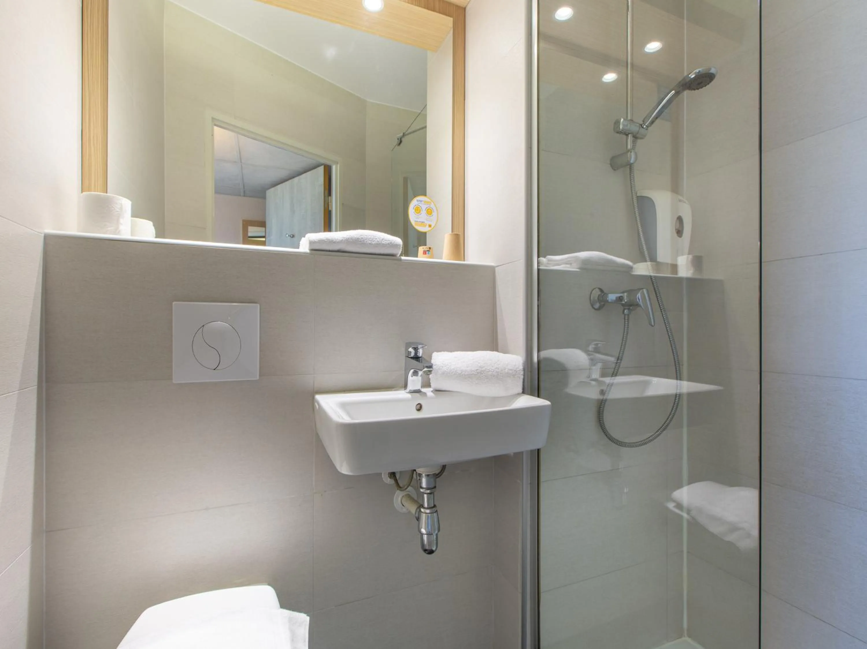 Bathroom in Première Classe Chartres Sud - Barjouville