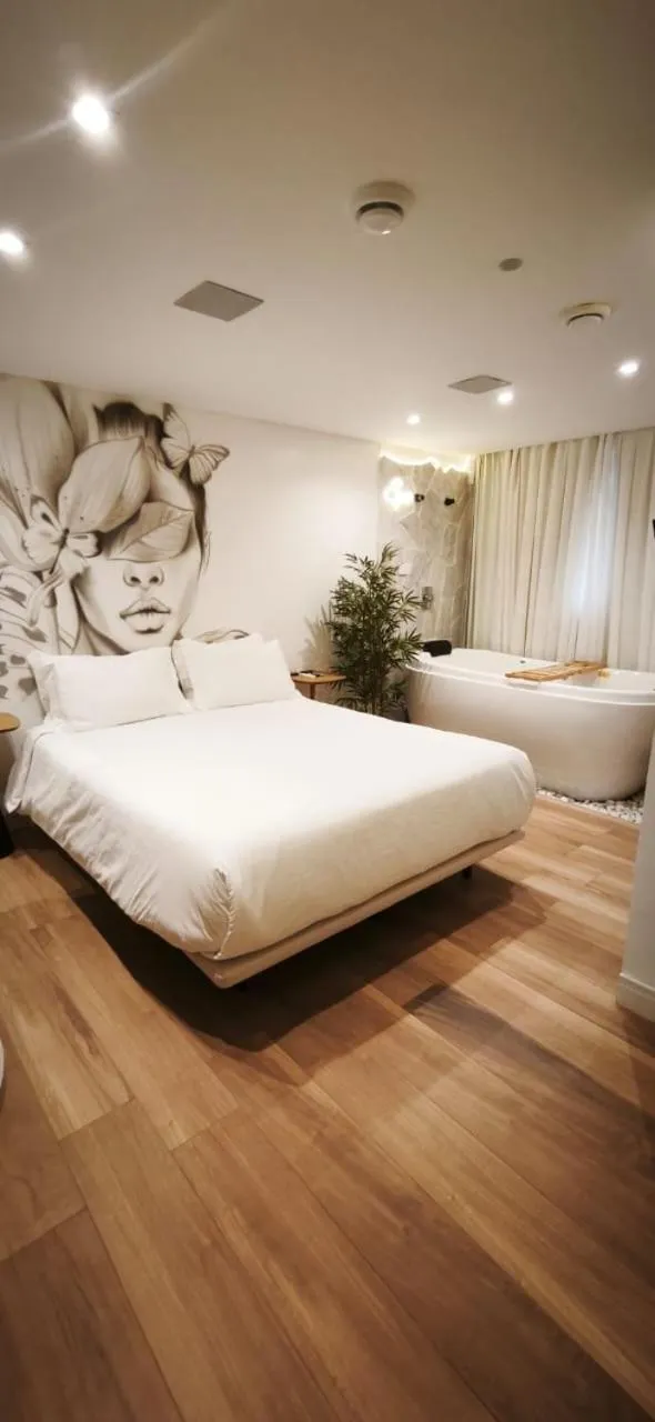 Hot Tub, Bed in Up Hotel Boutique