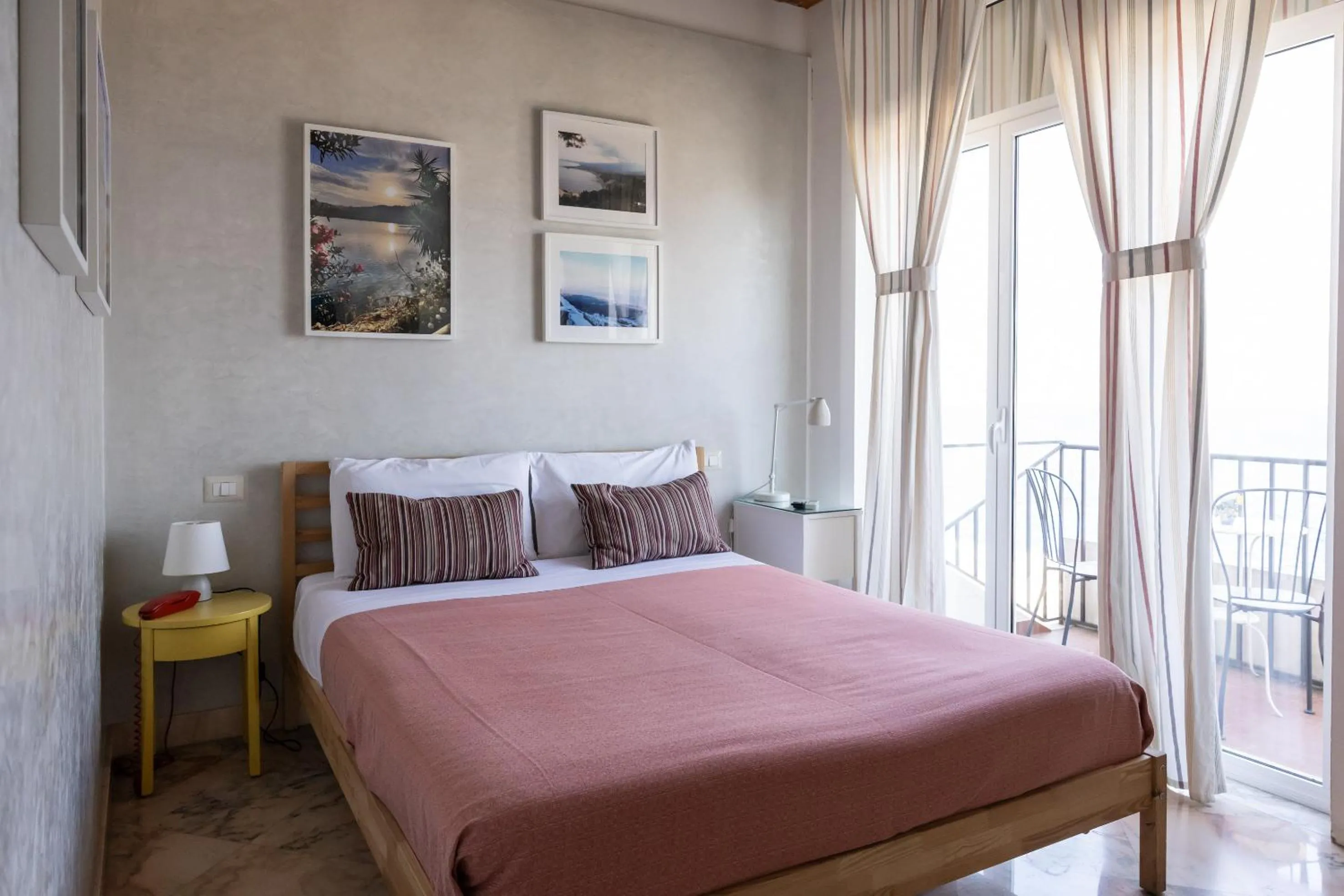 Photo of the whole room, Bed in Garibaldi R&B