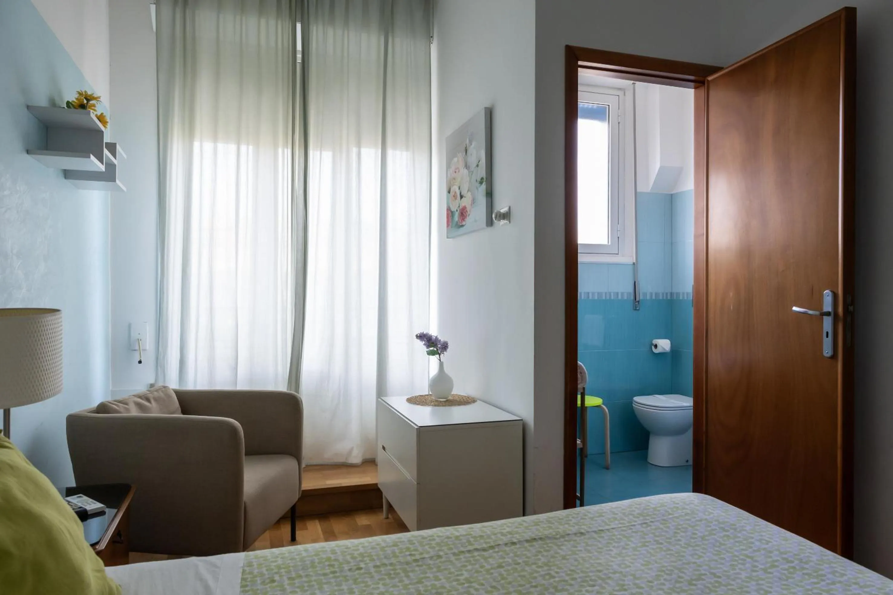 Photo of the whole room, Bed in Garibaldi R&B