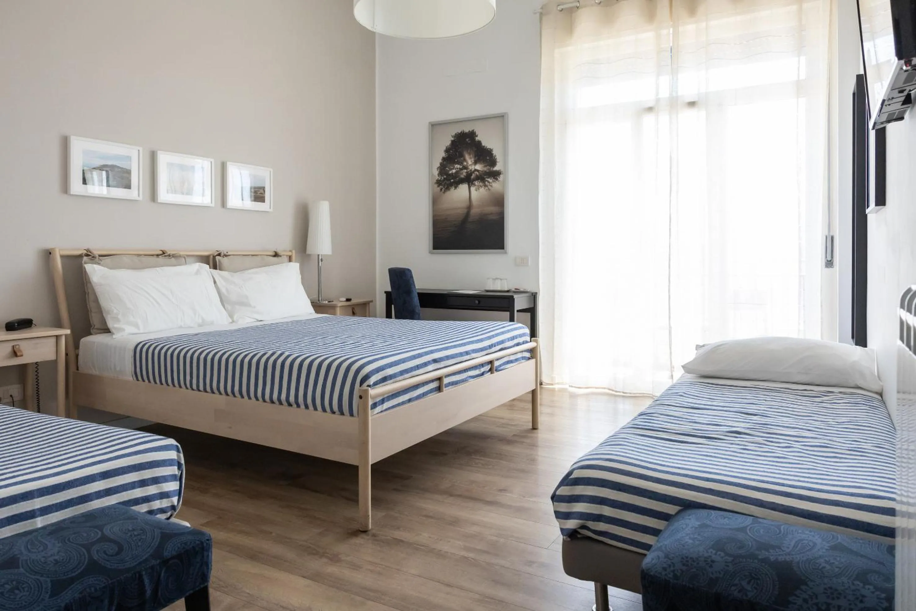 Photo of the whole room, Bed in Garibaldi R&B