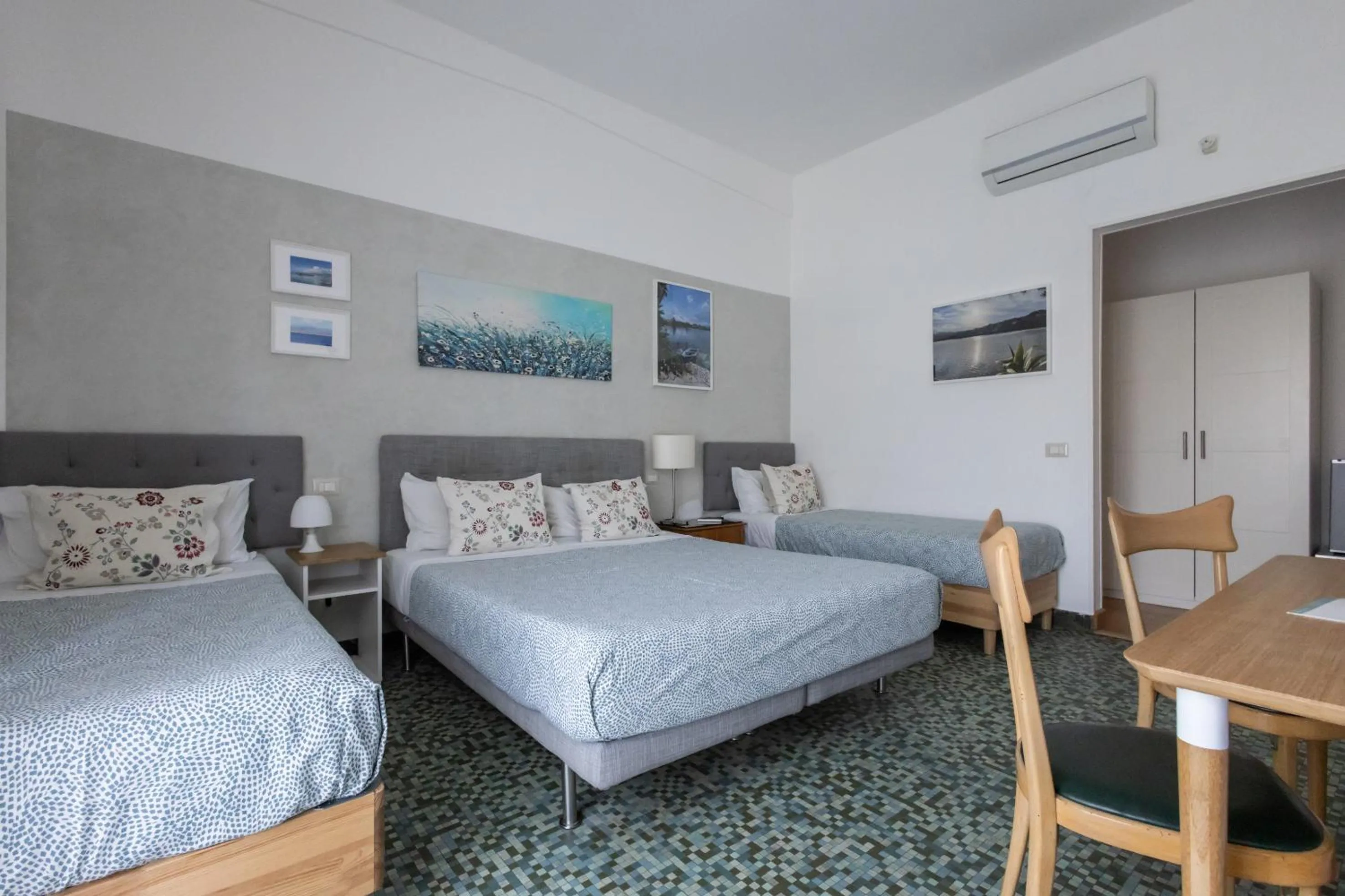 Photo of the whole room, Bed in Garibaldi R&B