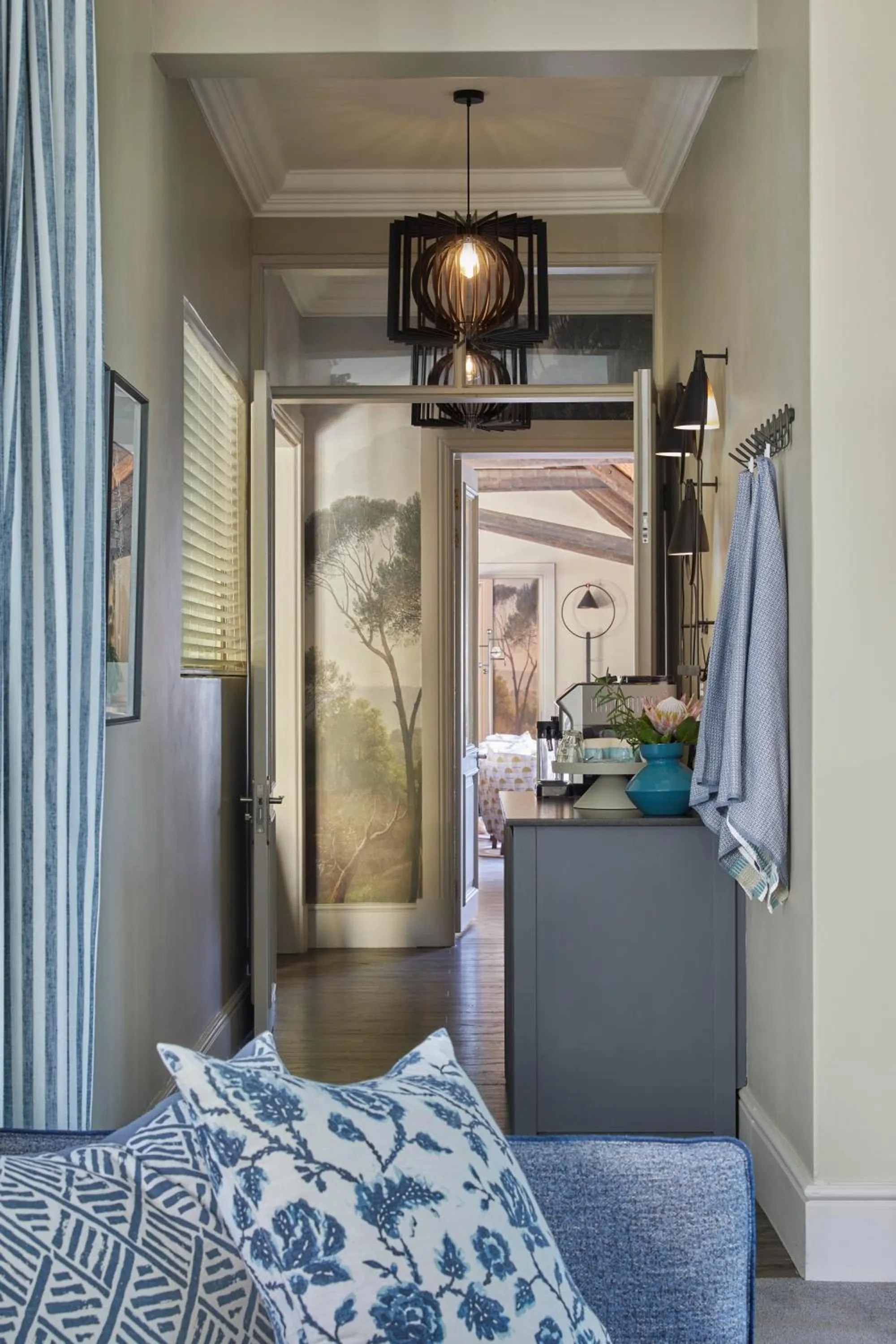 Facade/entrance, Bed in The Thatch House Boutique Hotel, Hermanus