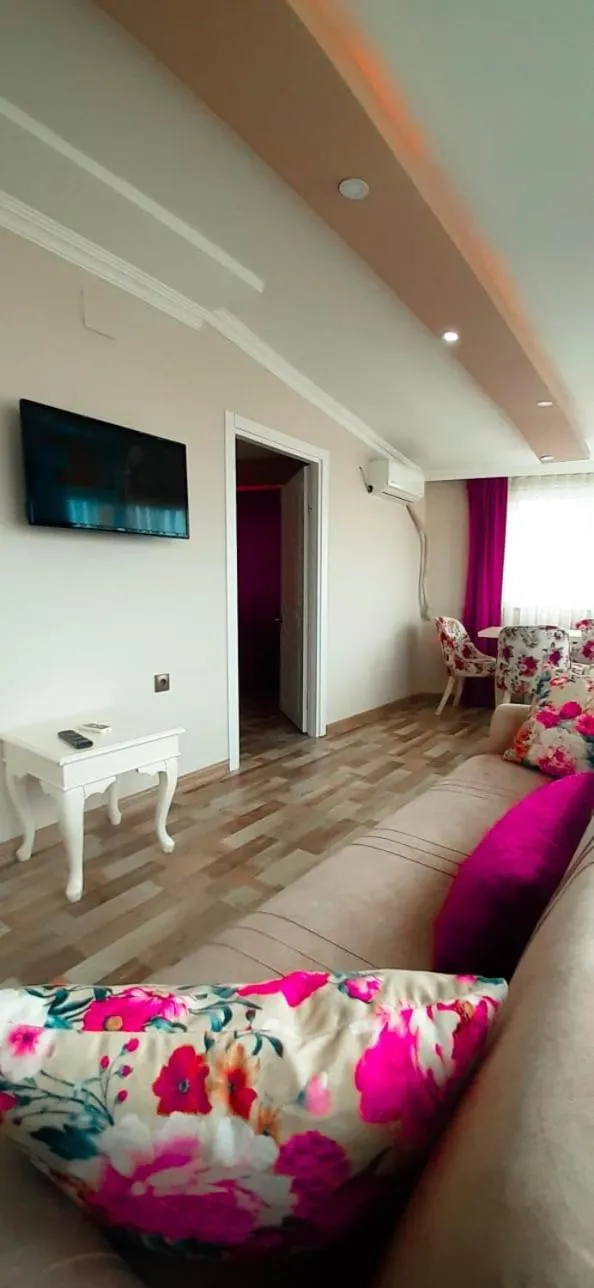 Seating area in Kuzey suite home