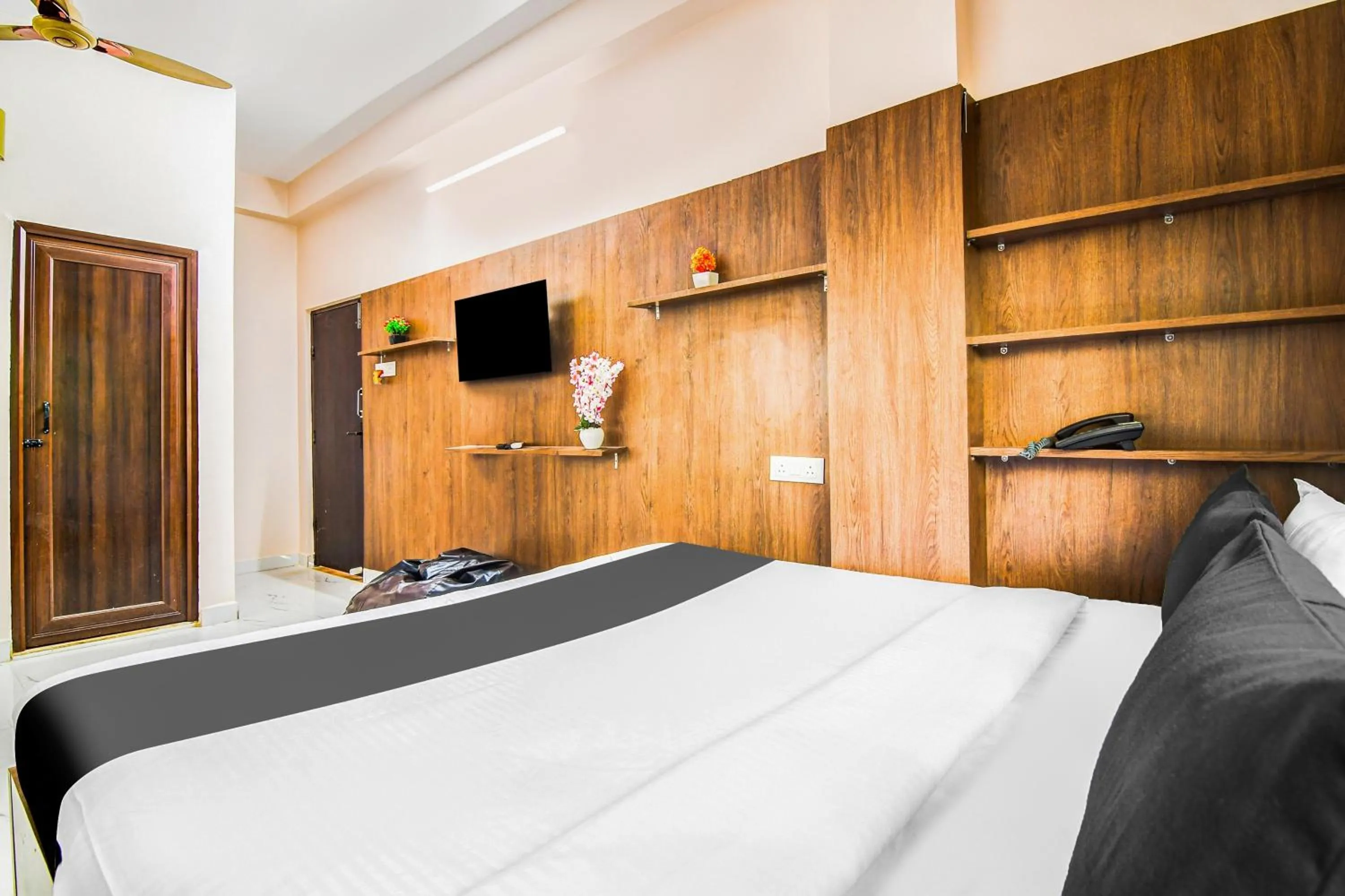 Bedroom, Bed in Super Hotel O Jessore Road Kolkata formerly Skyline Serenity