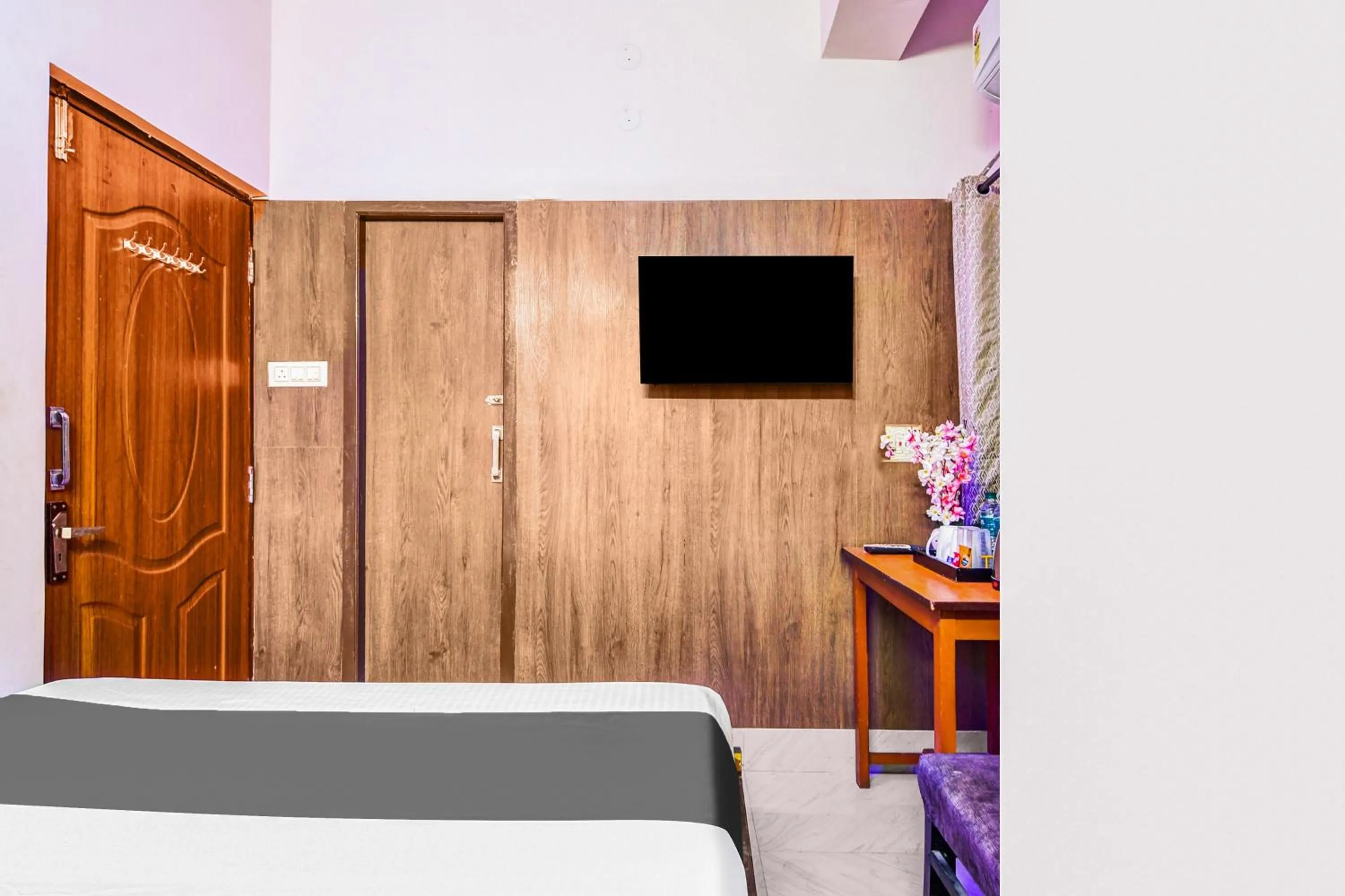 Bedroom, Bed in Super Hotel O Jessore Road Kolkata formerly Skyline Serenity