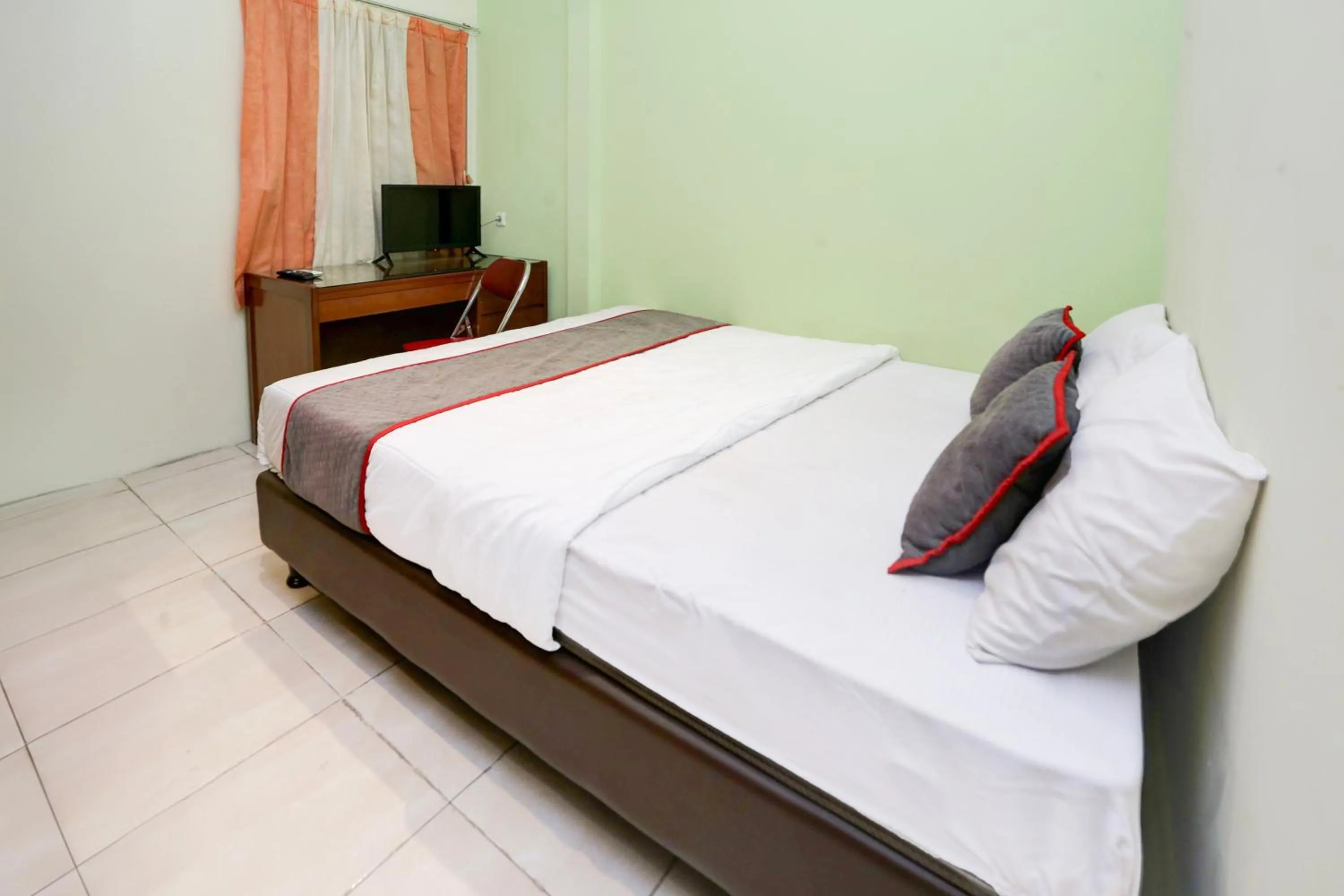 Bedroom, Bed in Hotel O Tangerang Near Supermall Karawaci Formerly Bromo 18