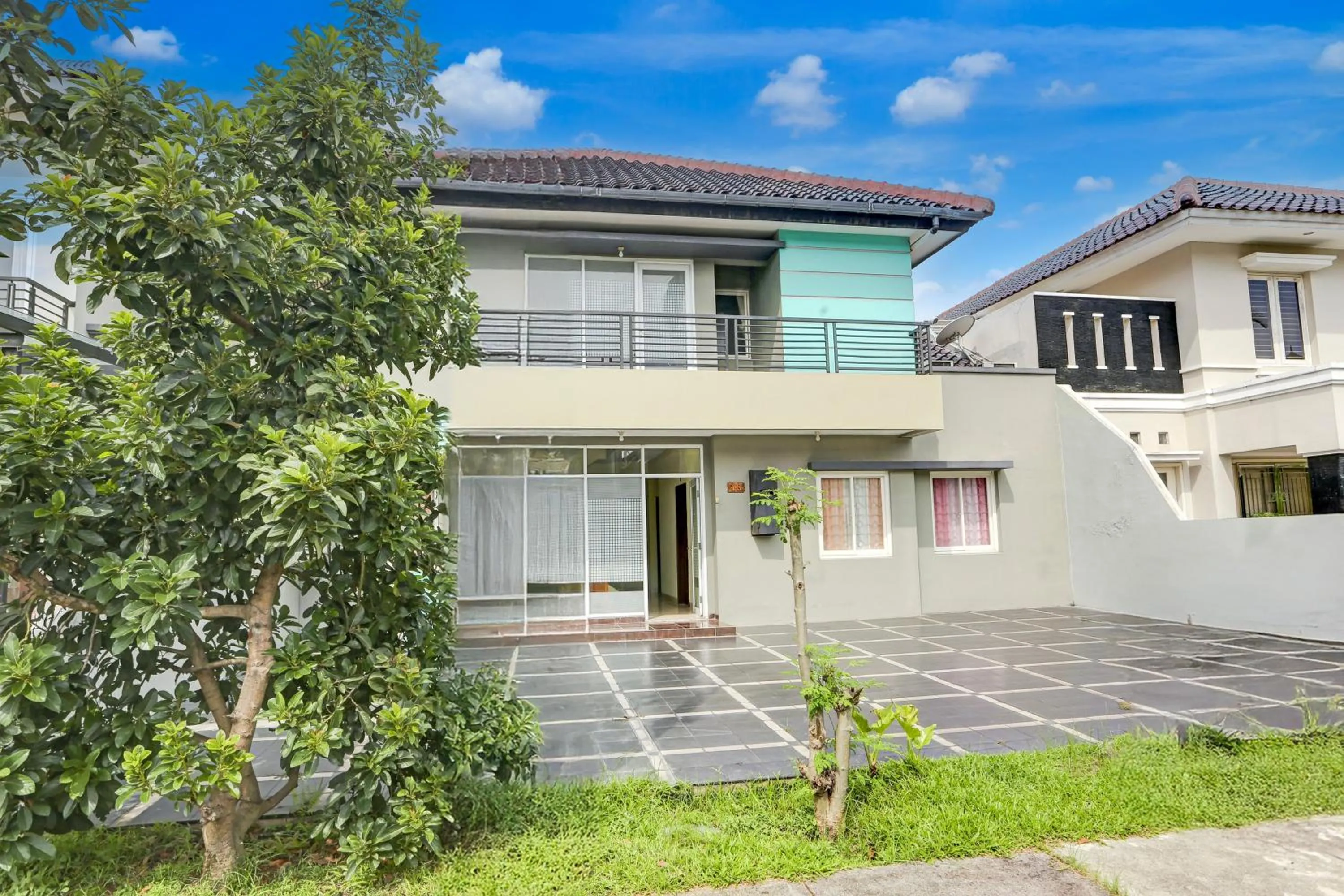 Facade/entrance in Hotel O Tangerang Near Supermall Karawaci Formerly Bromo 18