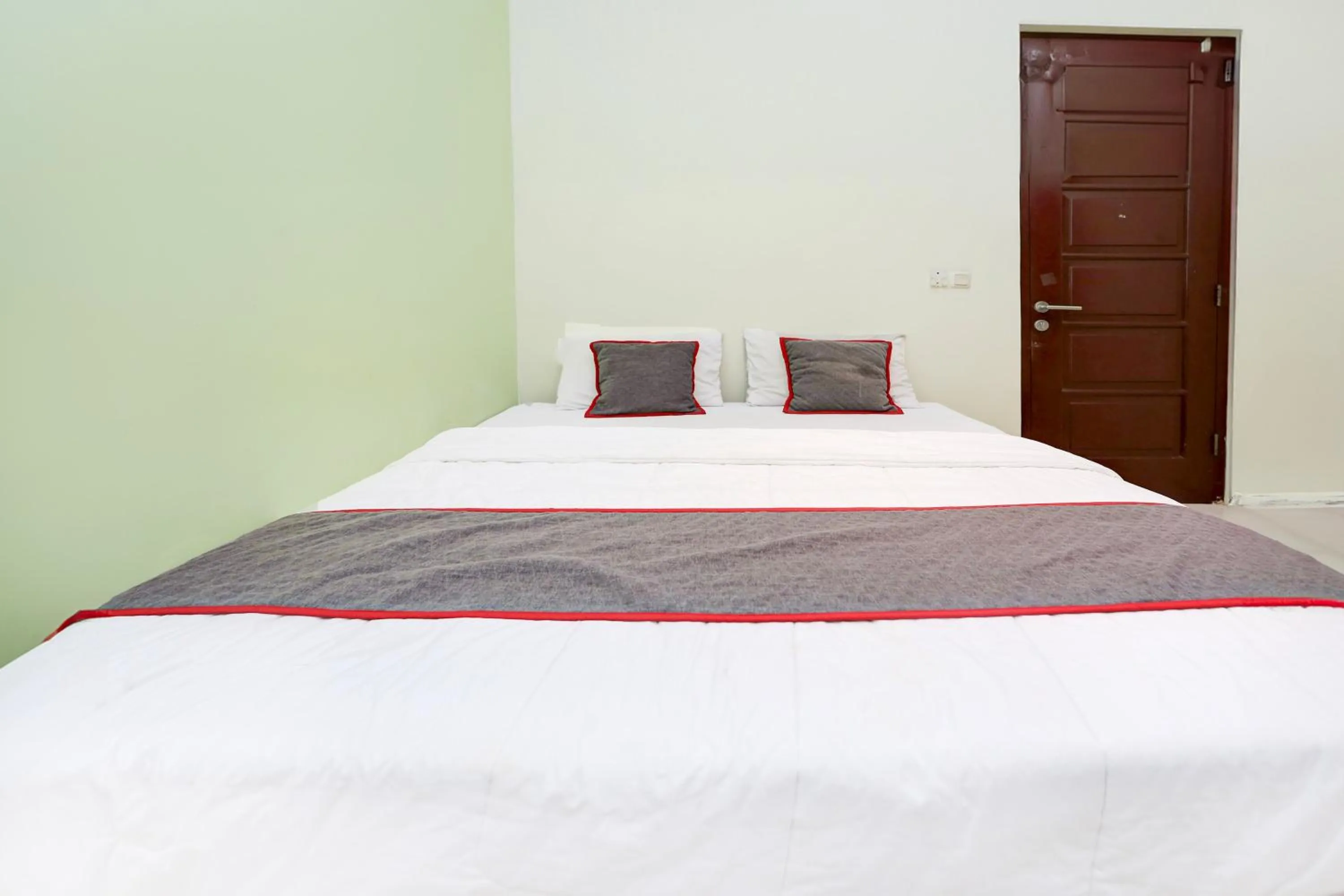 Bedroom, Bed in Hotel O Tangerang Near Supermall Karawaci Formerly Bromo 18