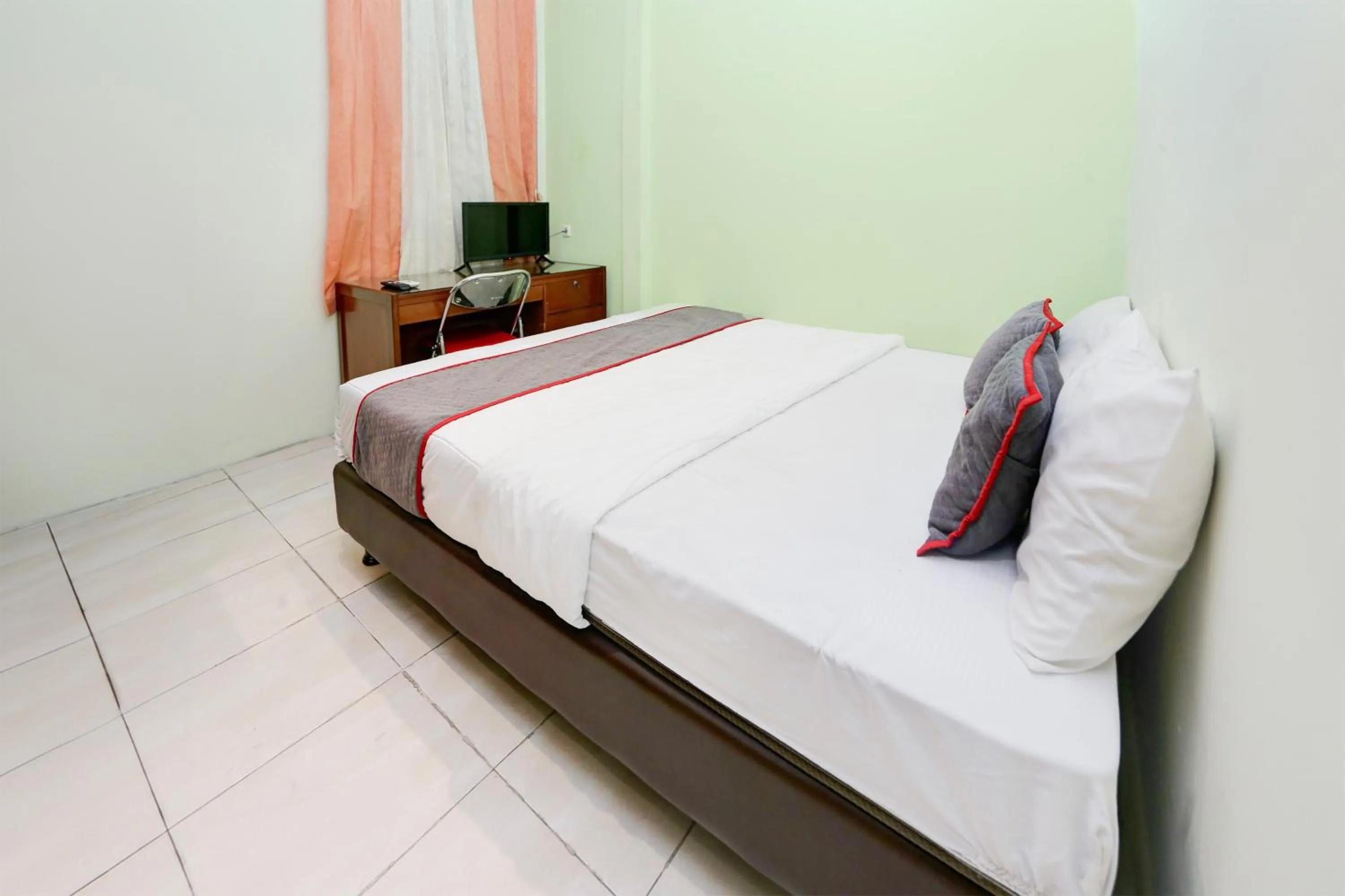 Bedroom, Bed in Hotel O Tangerang Near Supermall Karawaci Formerly Bromo 18