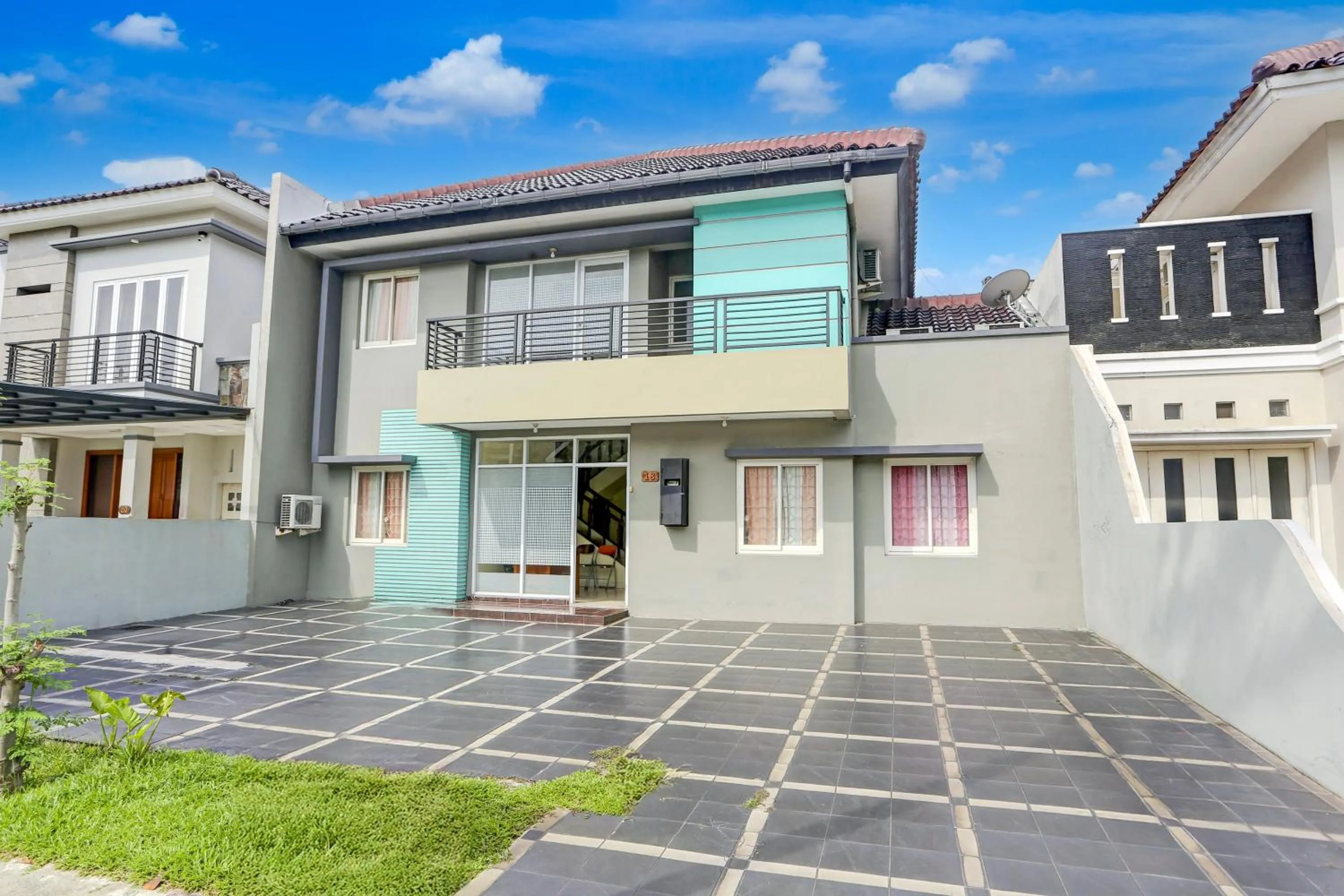 Facade/entrance in Hotel O Tangerang Near Supermall Karawaci Formerly Bromo 18