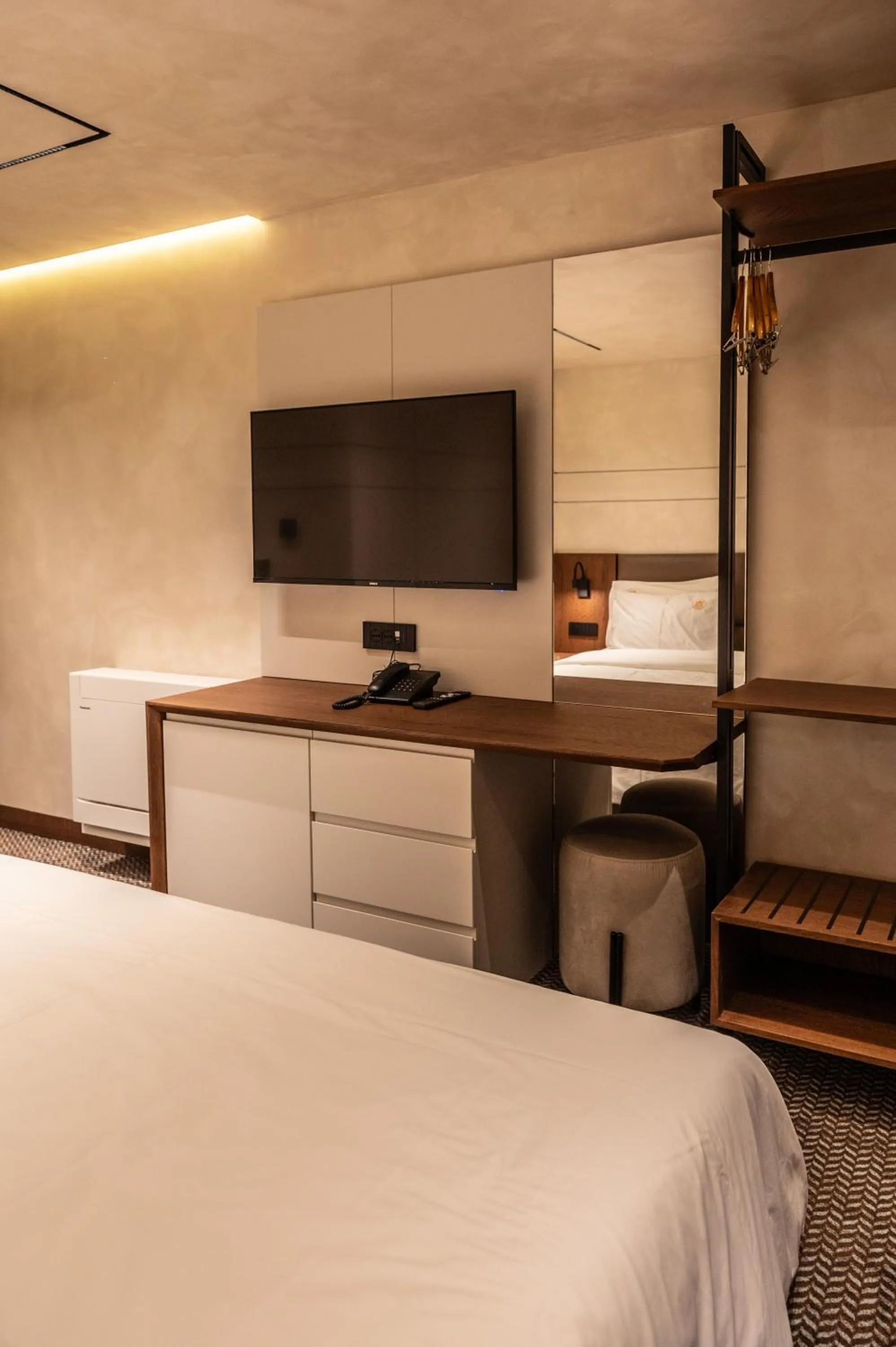 TV and multimedia, Bed in Mattis Hotel