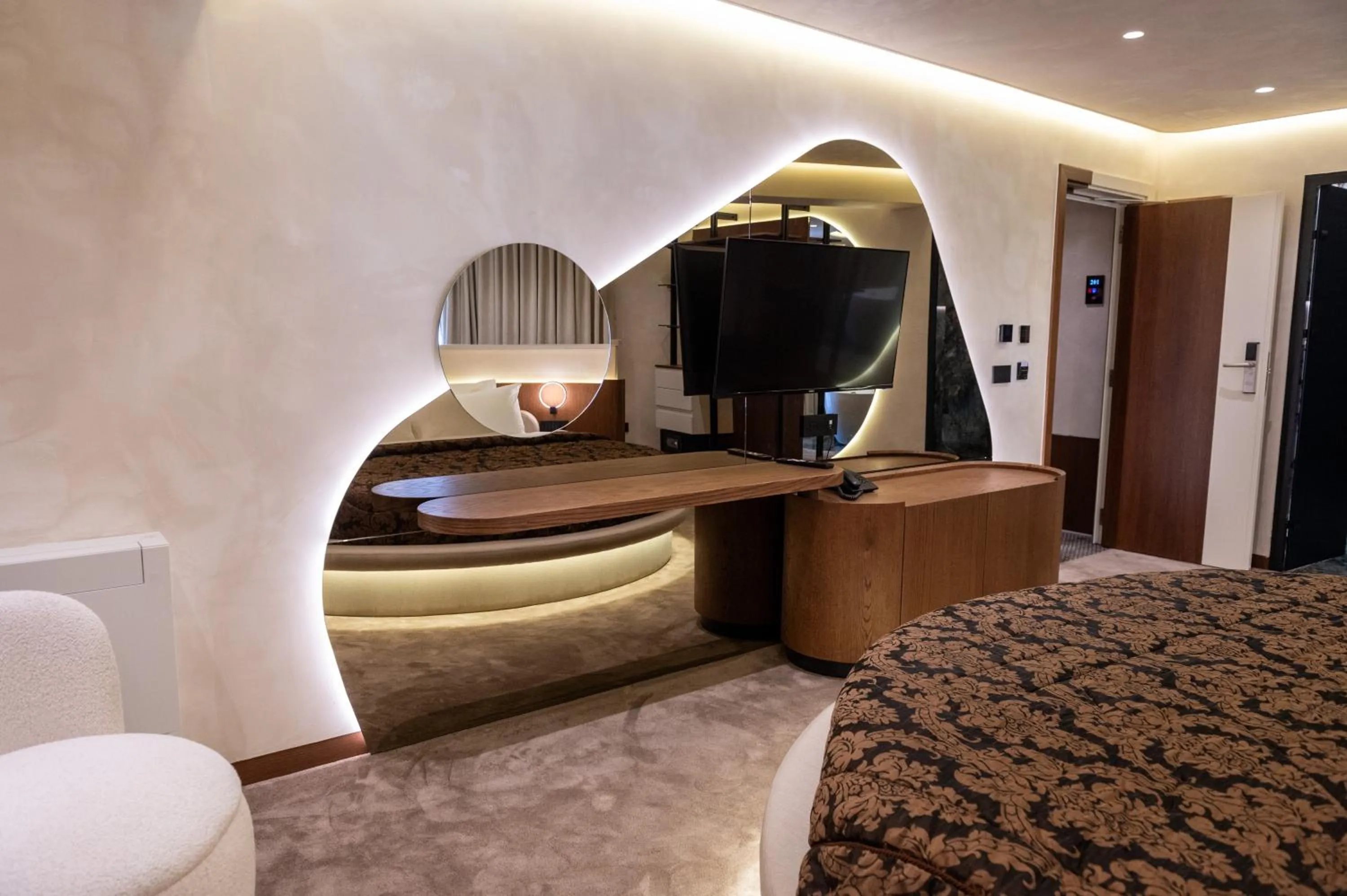 TV and multimedia, Bed in Mattis Hotel