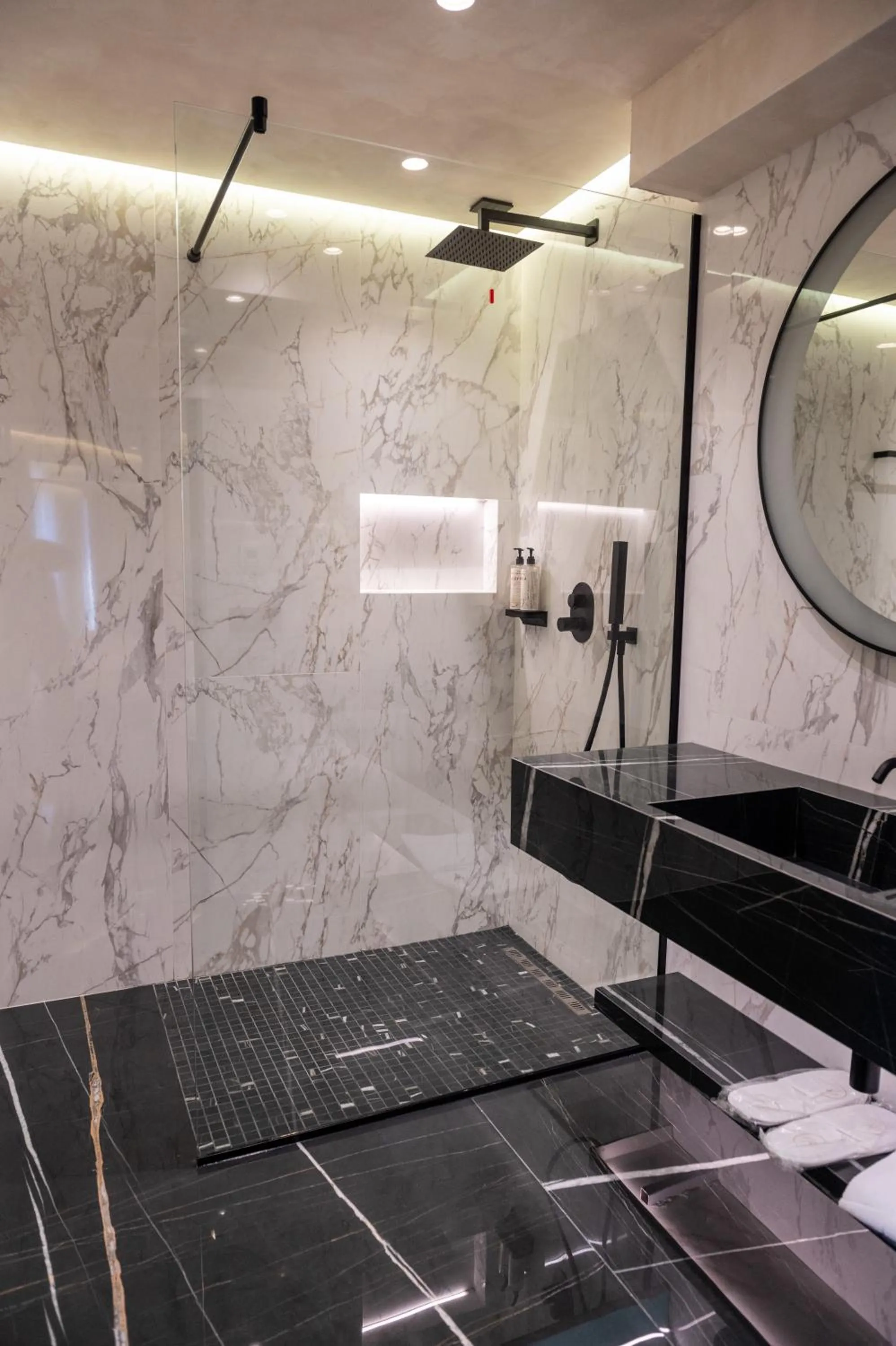 Bathroom in Mattis Hotel