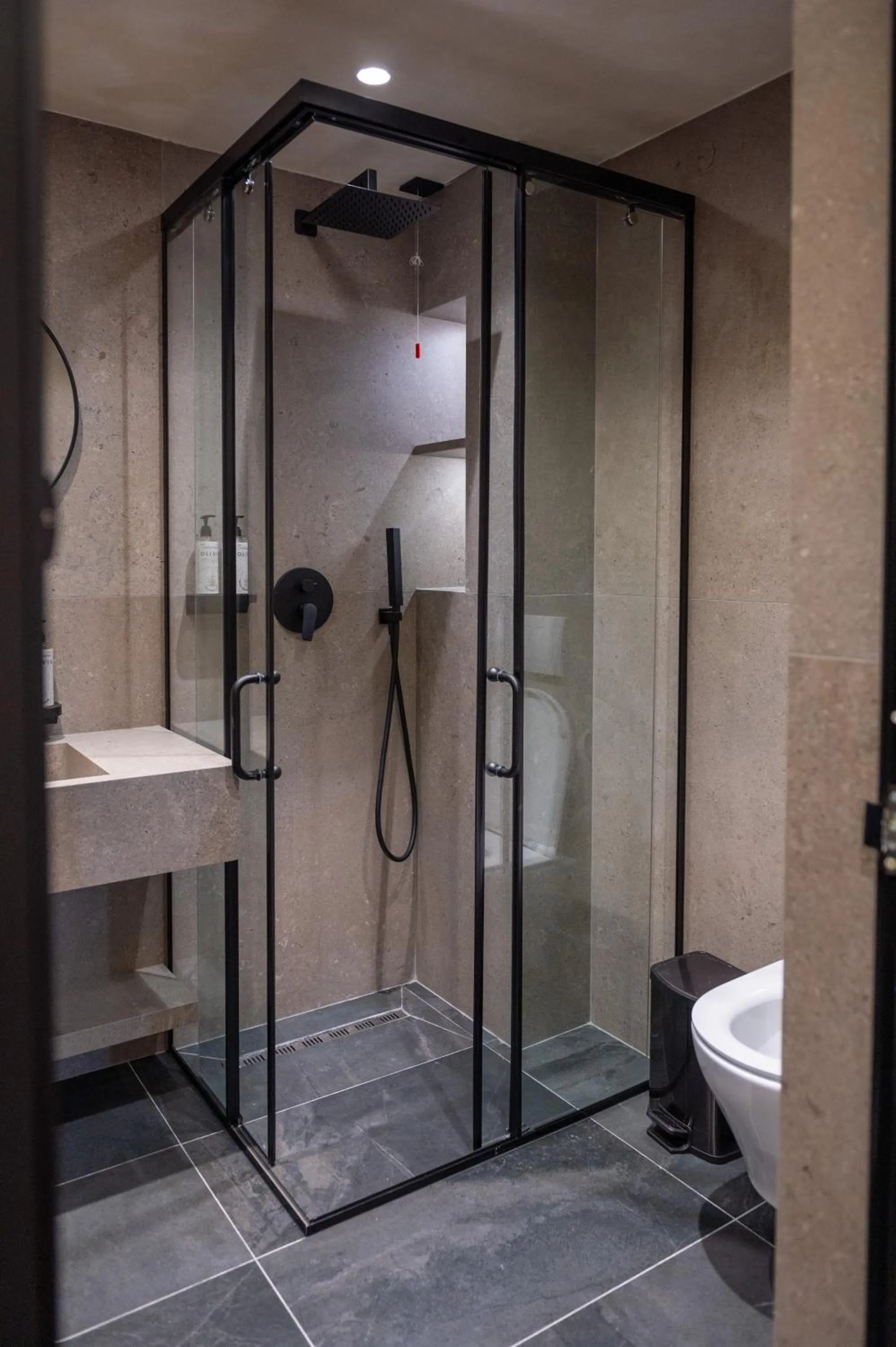 Shower in Mattis Hotel