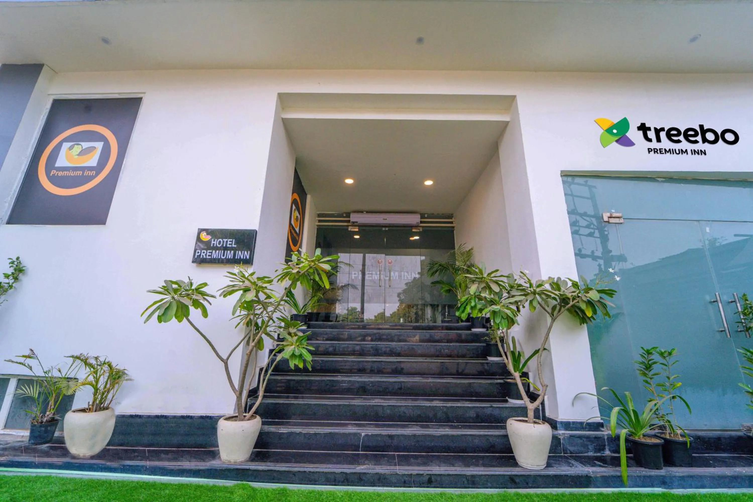 Facade/entrance in Treebo Premium Inn