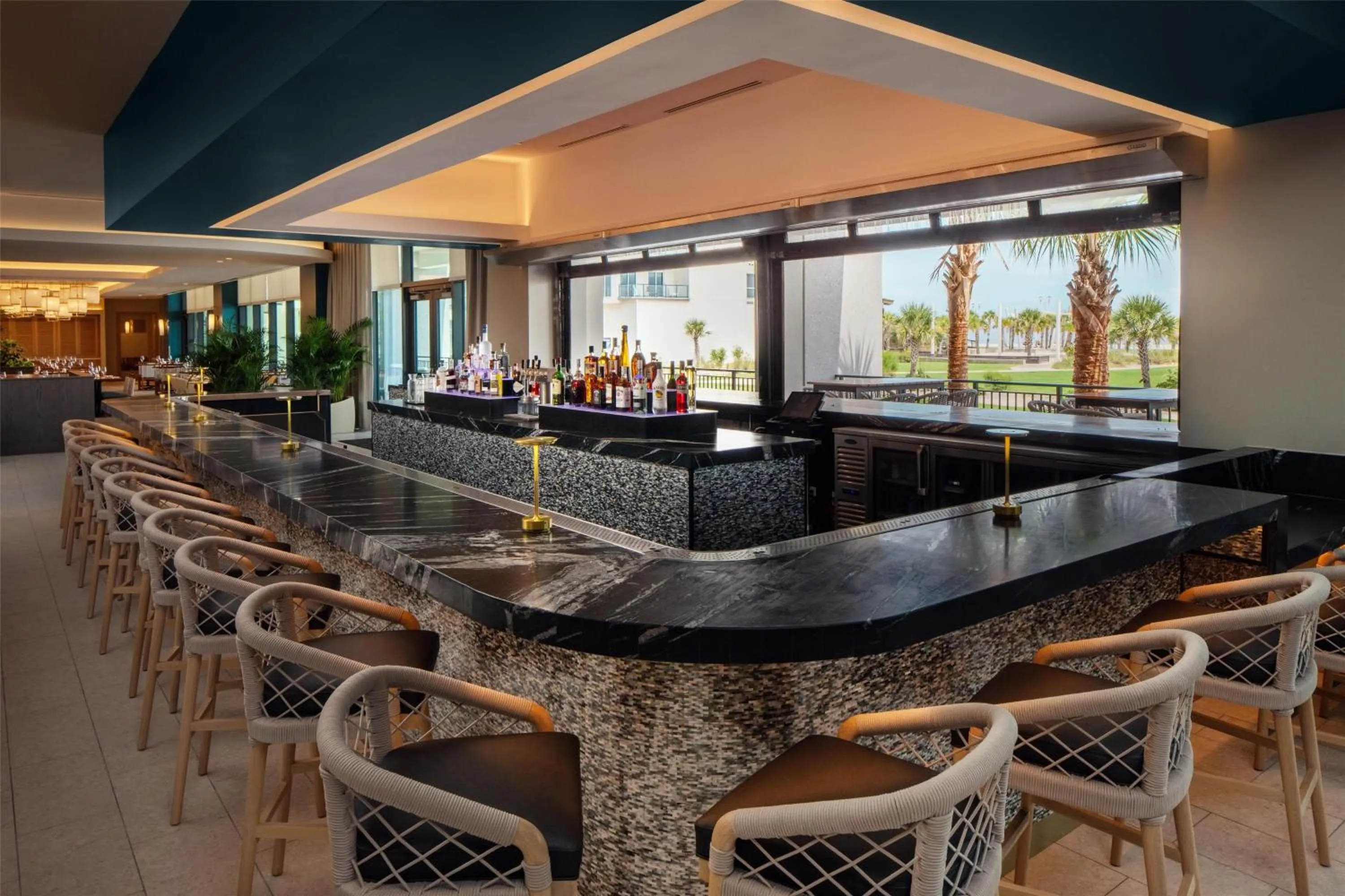 Lounge or bar in Embassy Suites By Hilton Gulf Shores Beach Resort