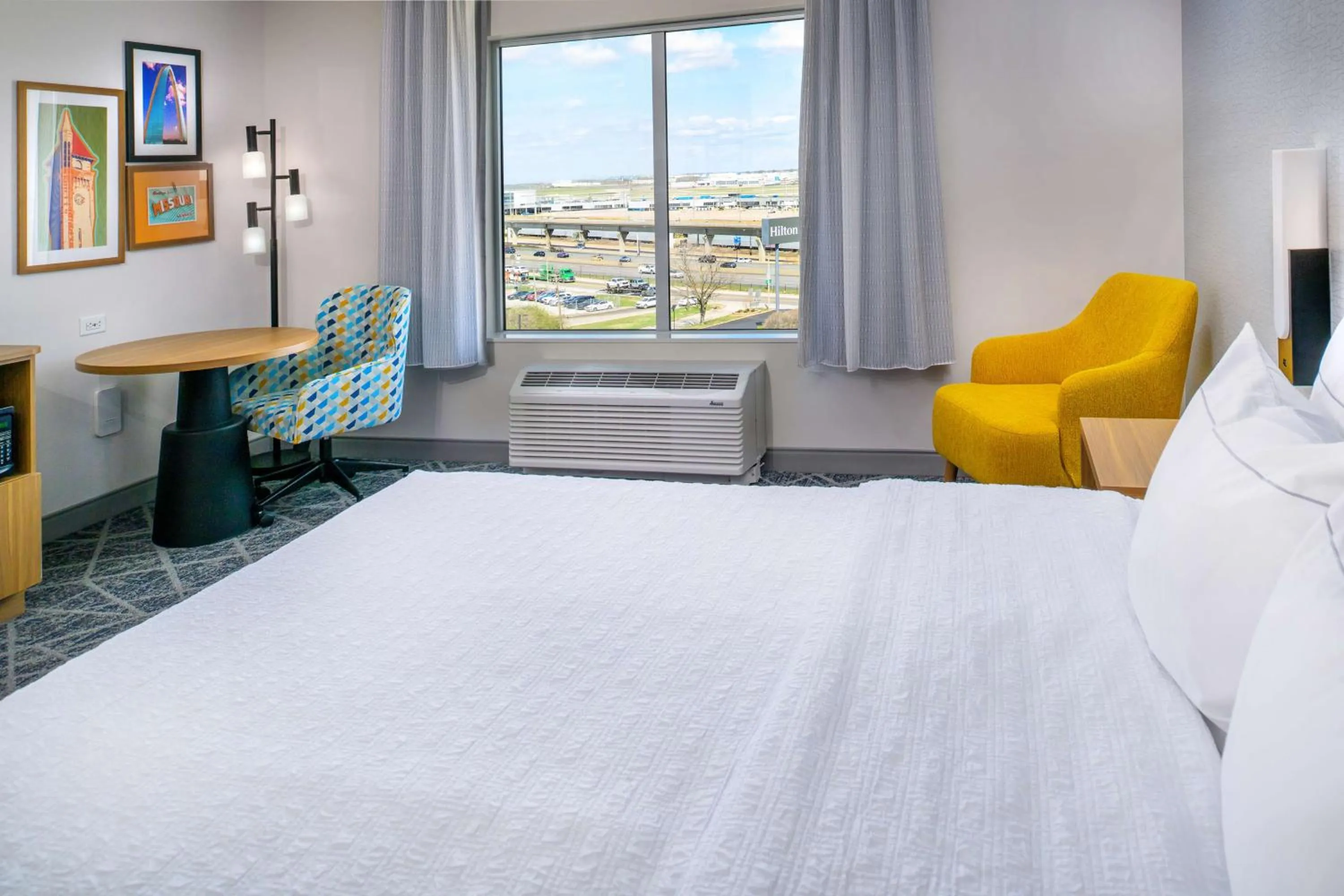 Bed in Hampton Inn By Hilton St Louis Airport