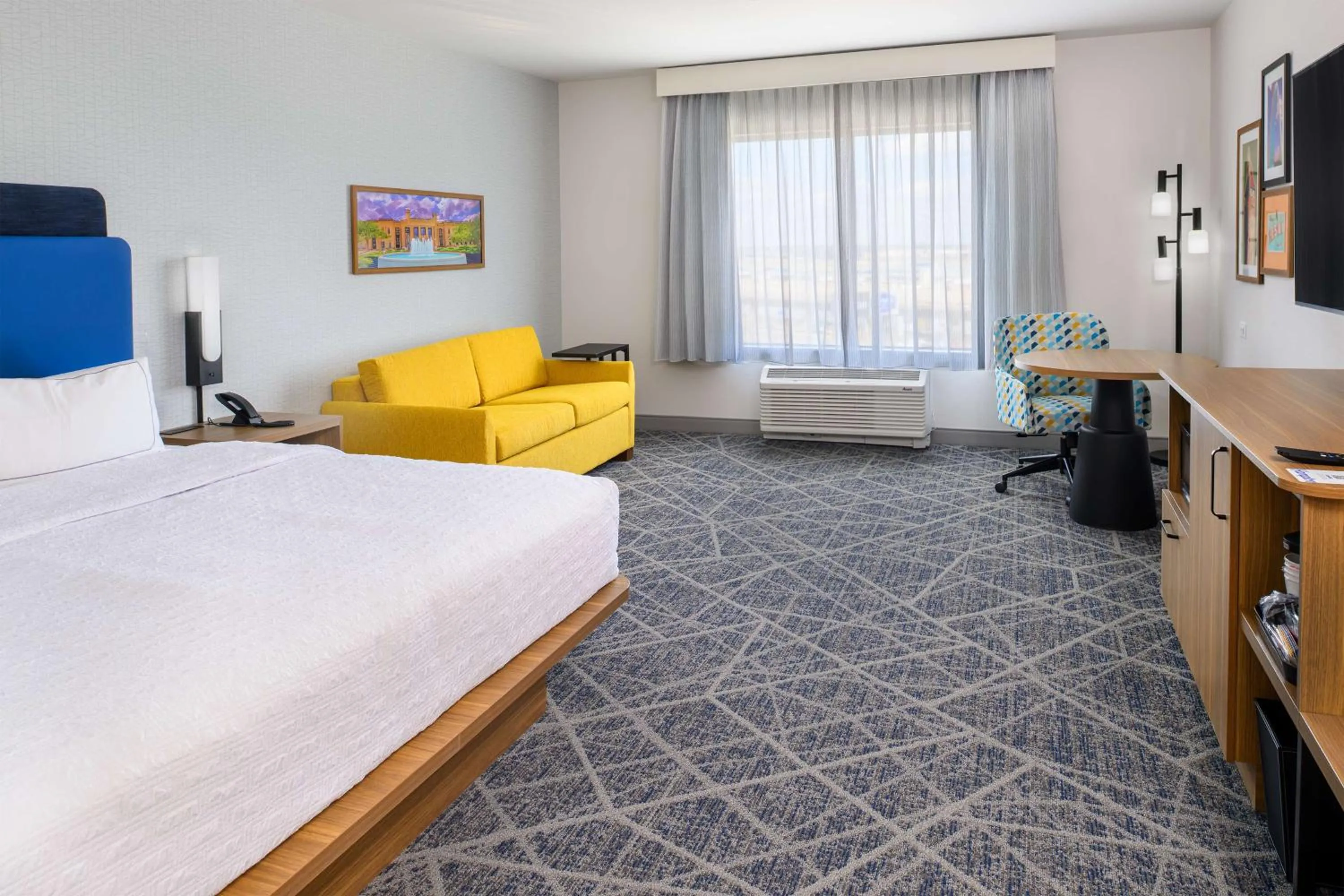 Living room, Bed in Hampton Inn By Hilton St Louis Airport