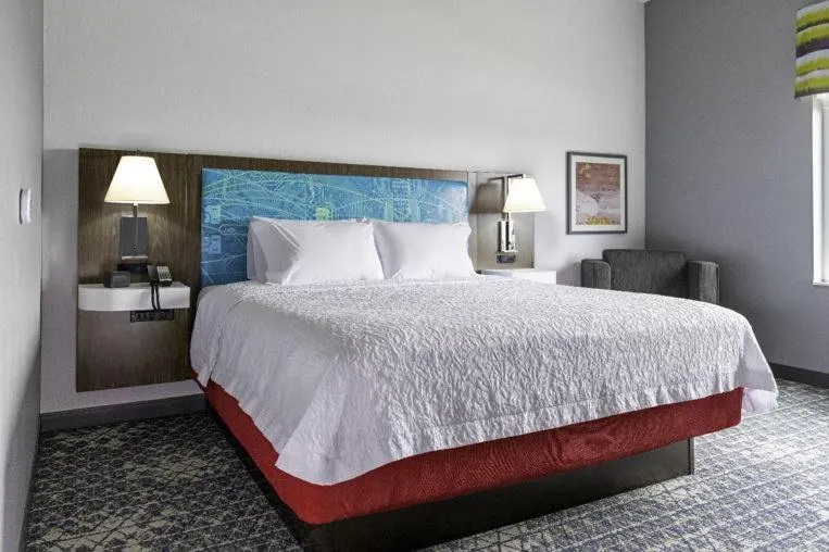 Bed in Hampton Inn By Hilton St Louis Airport