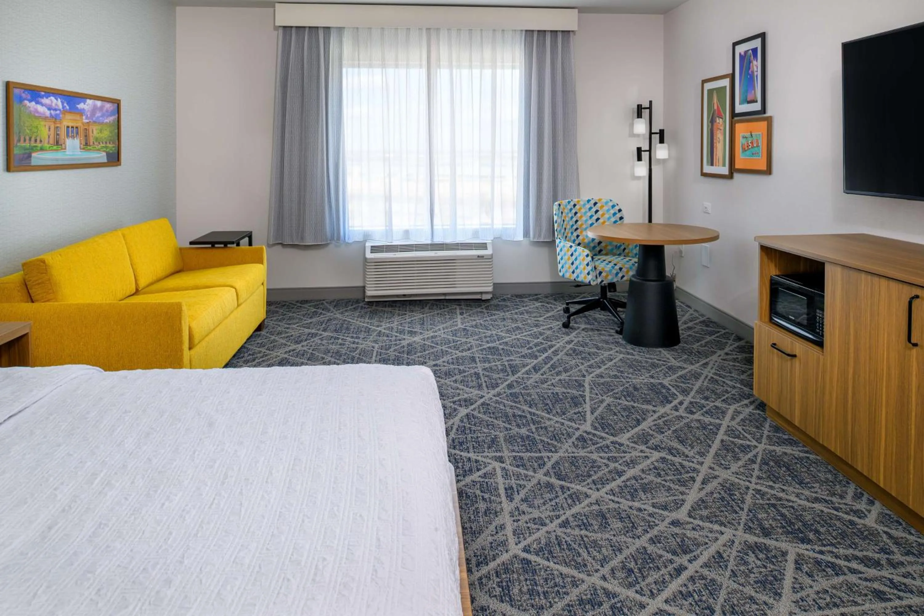 Living room, Bed in Hampton Inn By Hilton St Louis Airport