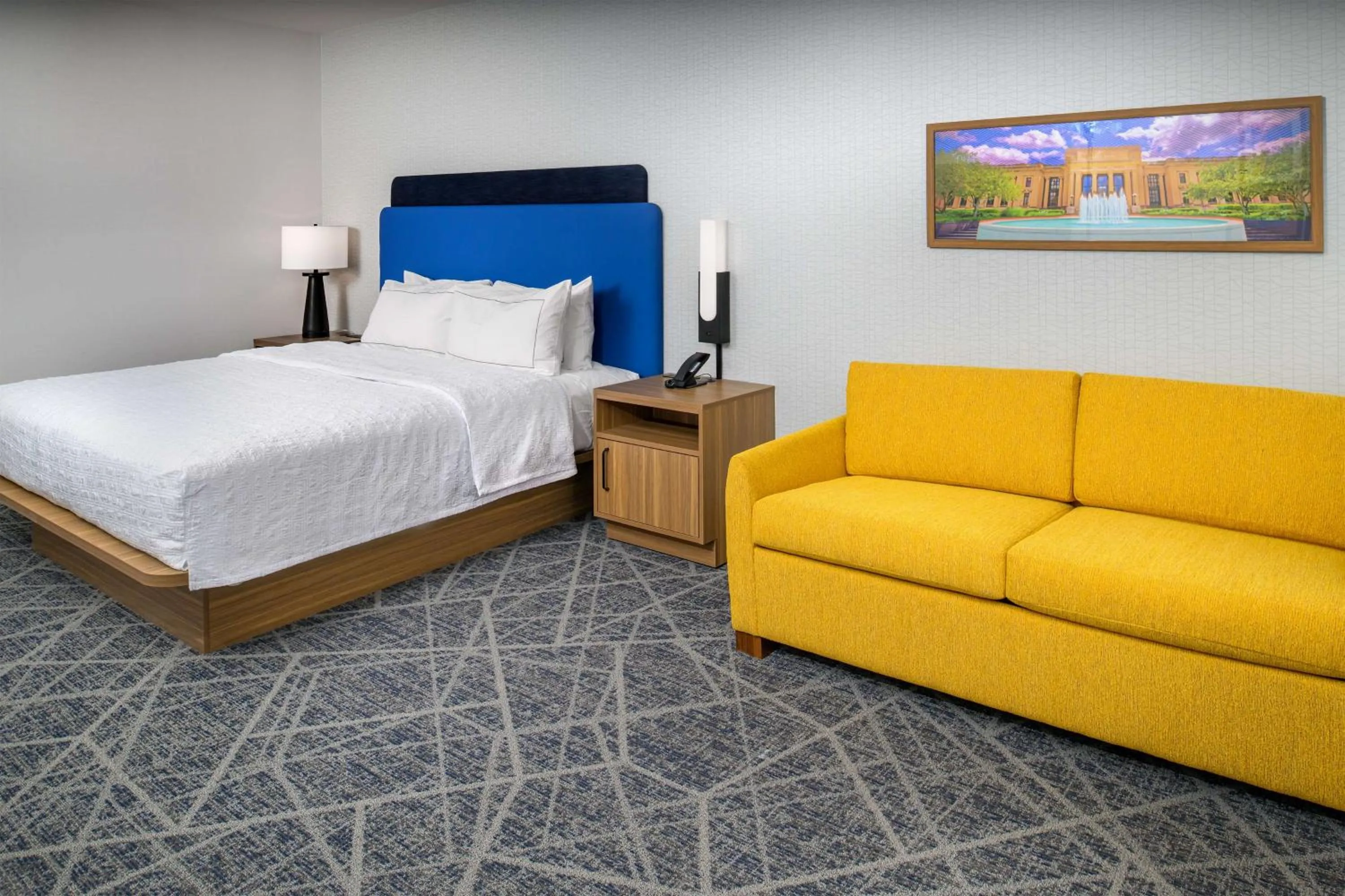 Living room, Bed in Hampton Inn By Hilton St Louis Airport