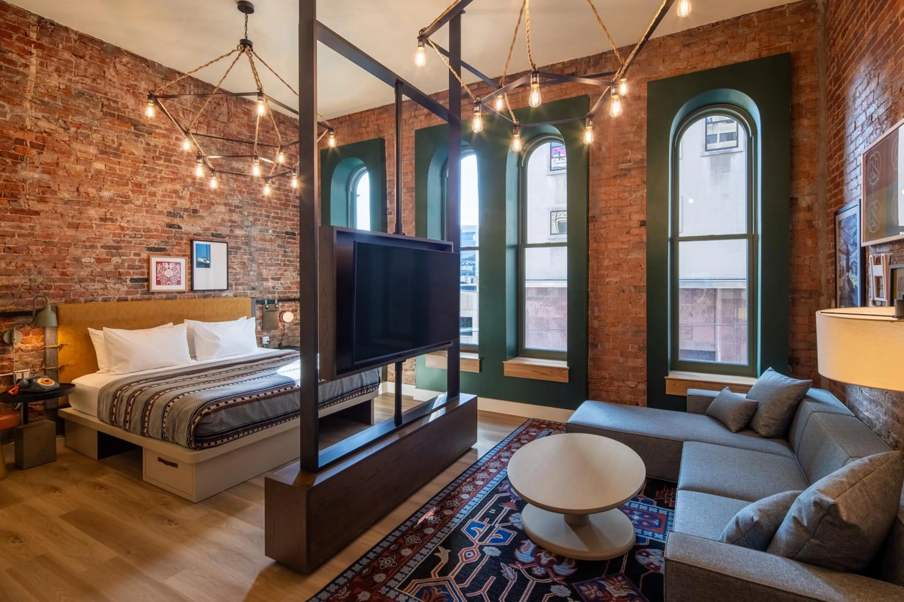 Bed in Moxy Cincinnati Downtown