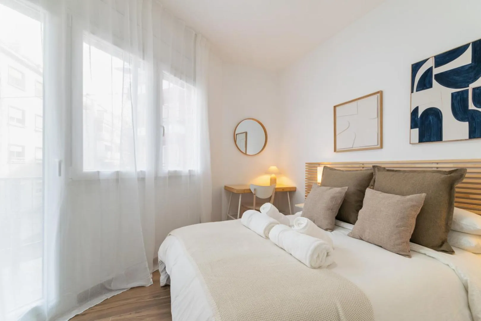 Photo of the whole room, Bed in Livinn House - Self Check in