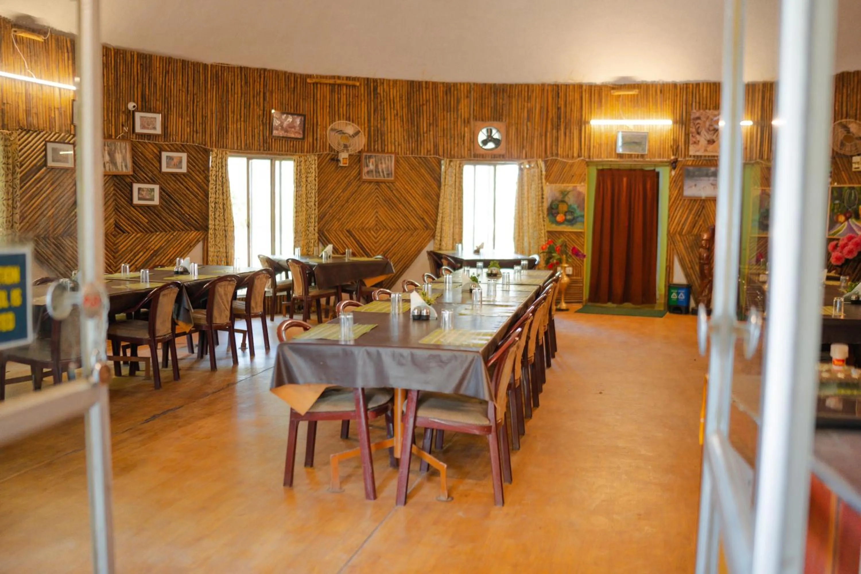 Restaurant/places to eat in Treebo Premium Mowgli's Den, Pench