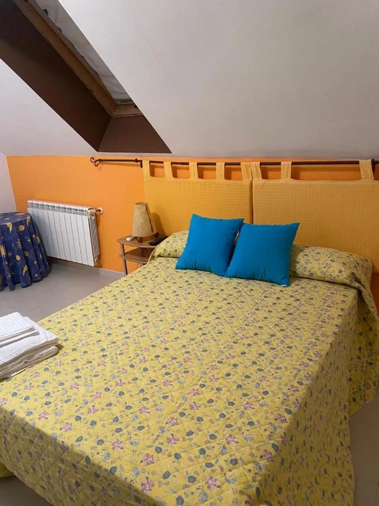 Bedroom, Bed in Hostal y Apartamentos la Vereda