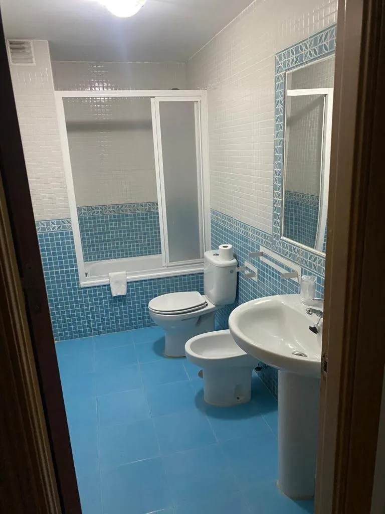 Bathroom in Hostal y Apartamentos la Vereda