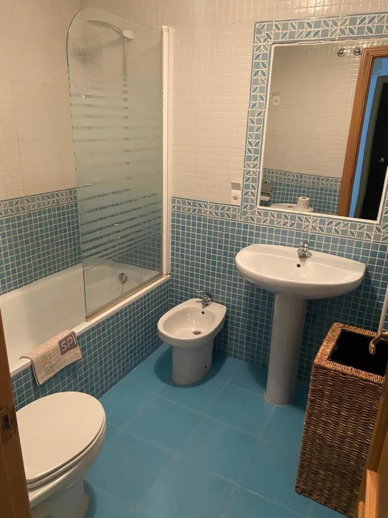 Bathroom in Hostal y Apartamentos la Vereda