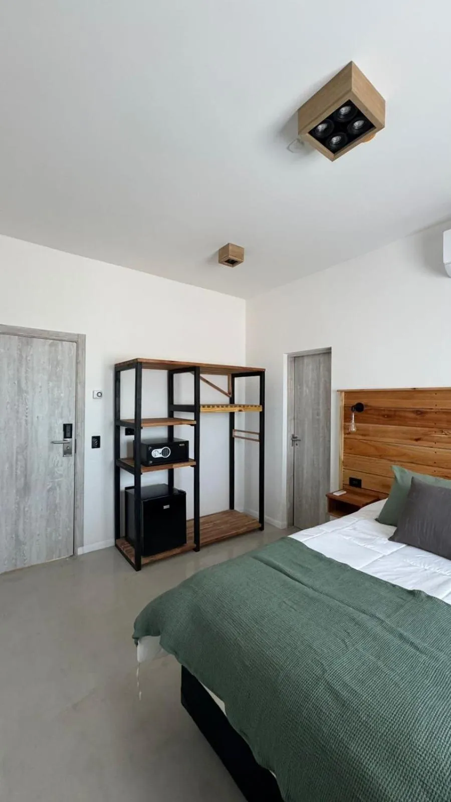 Photo of the whole room, Bed in Parry Smart Hotel