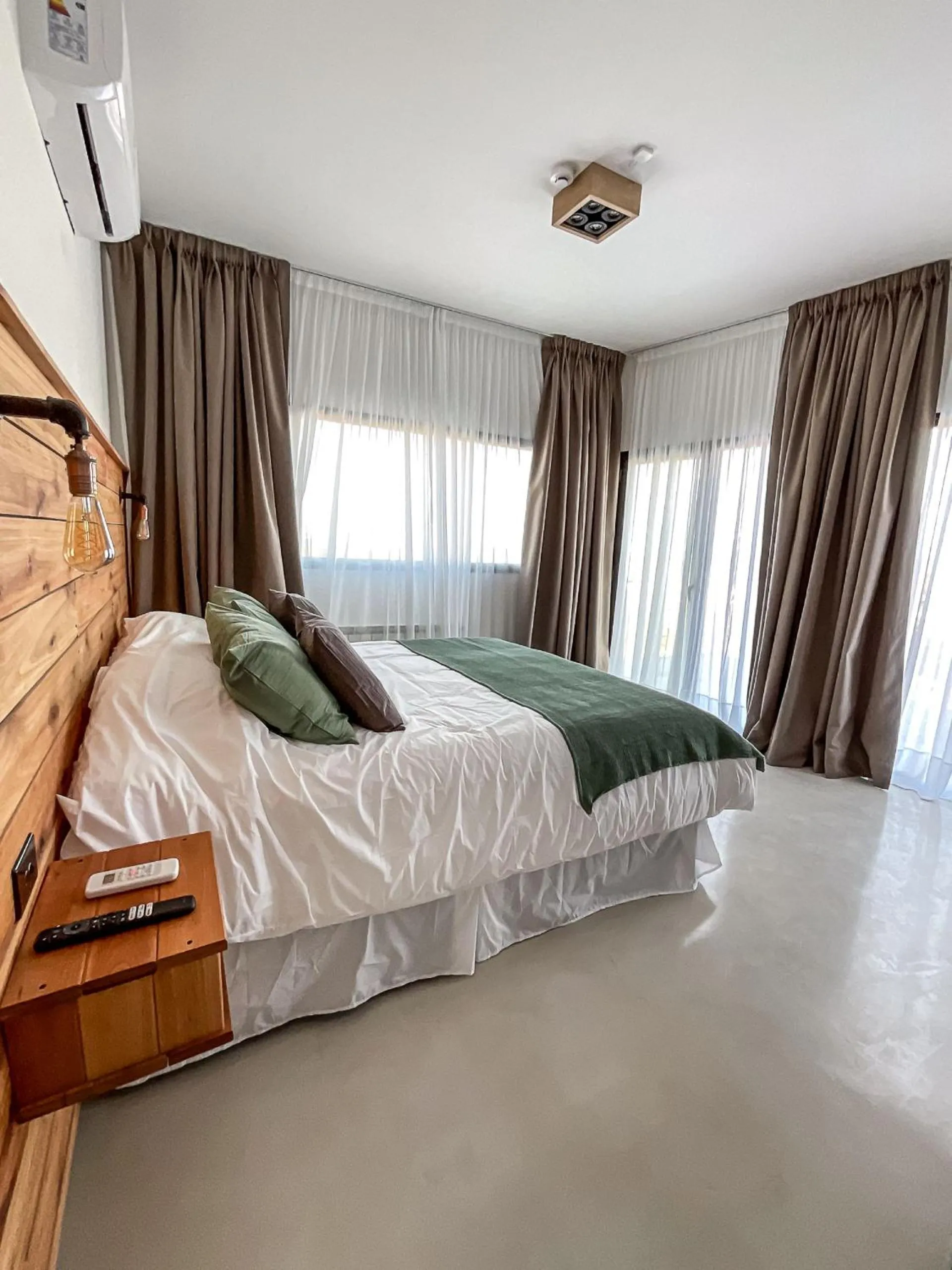 Bed in Parry Smart Hotel