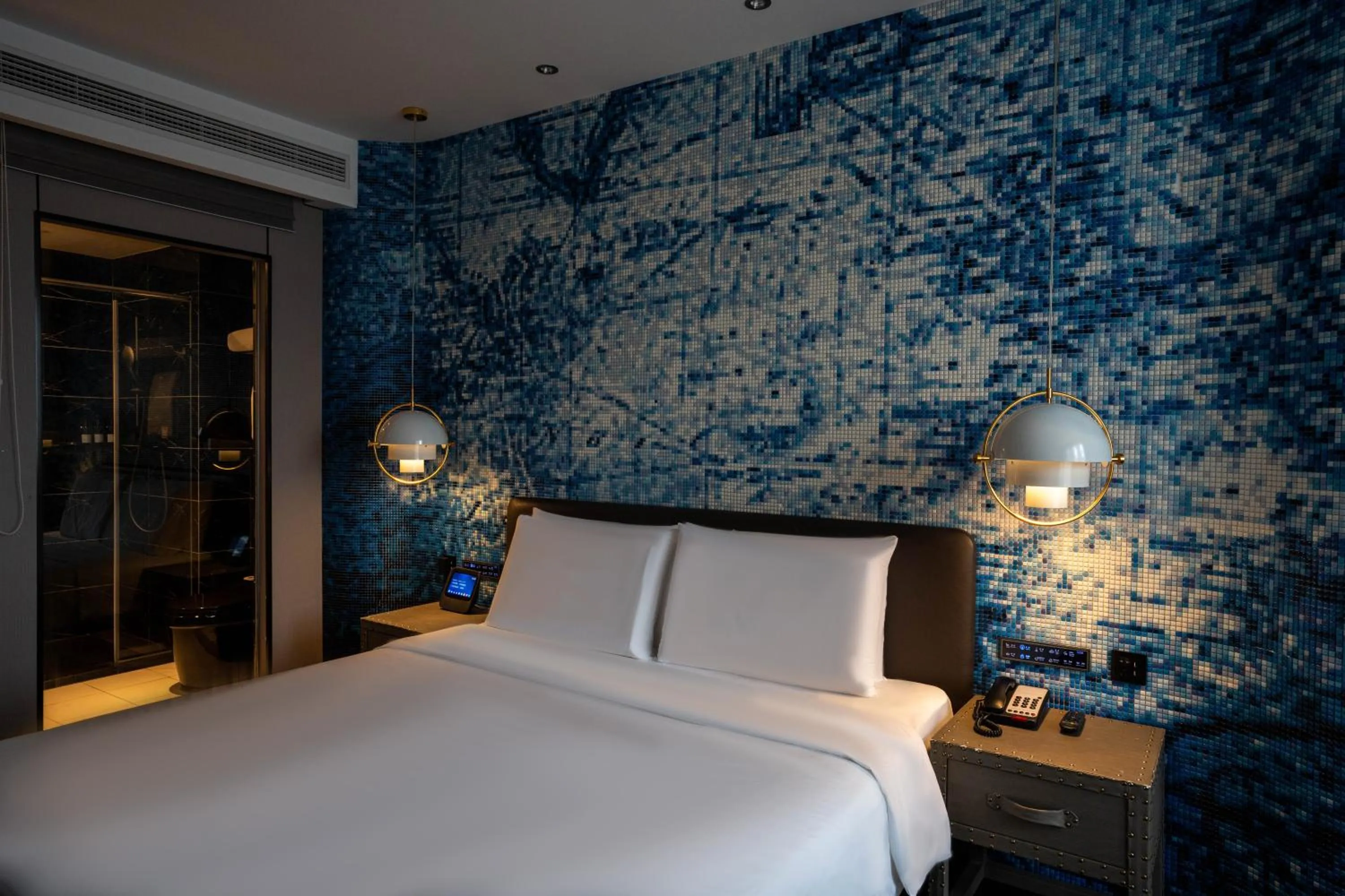 Photo of the whole room, Bed in Crystal Hotel Shanghai Lujiazui Oriental Pearl Tower