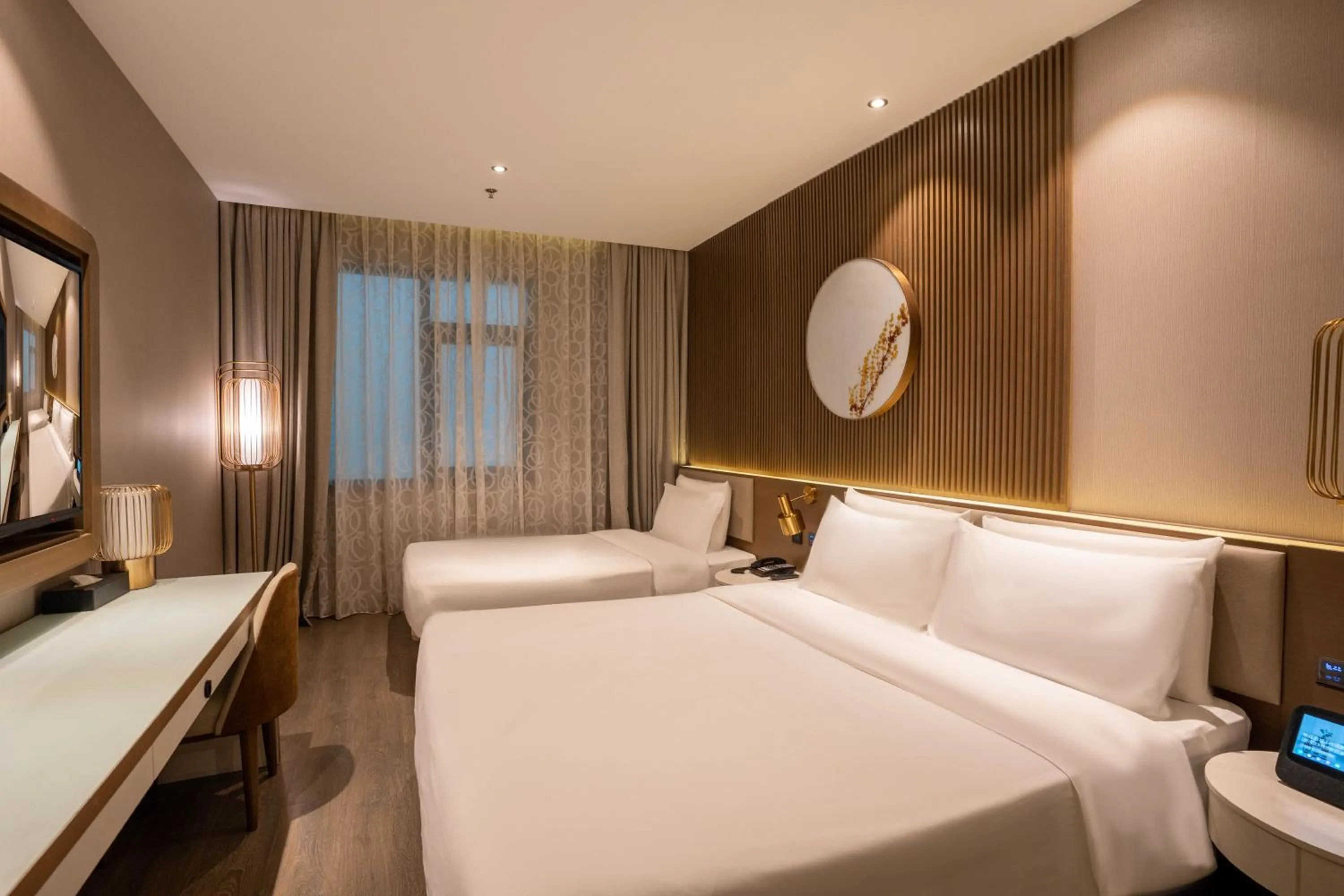 Photo of the whole room, Bed in Crystal Hotel Shanghai Lujiazui Oriental Pearl Tower