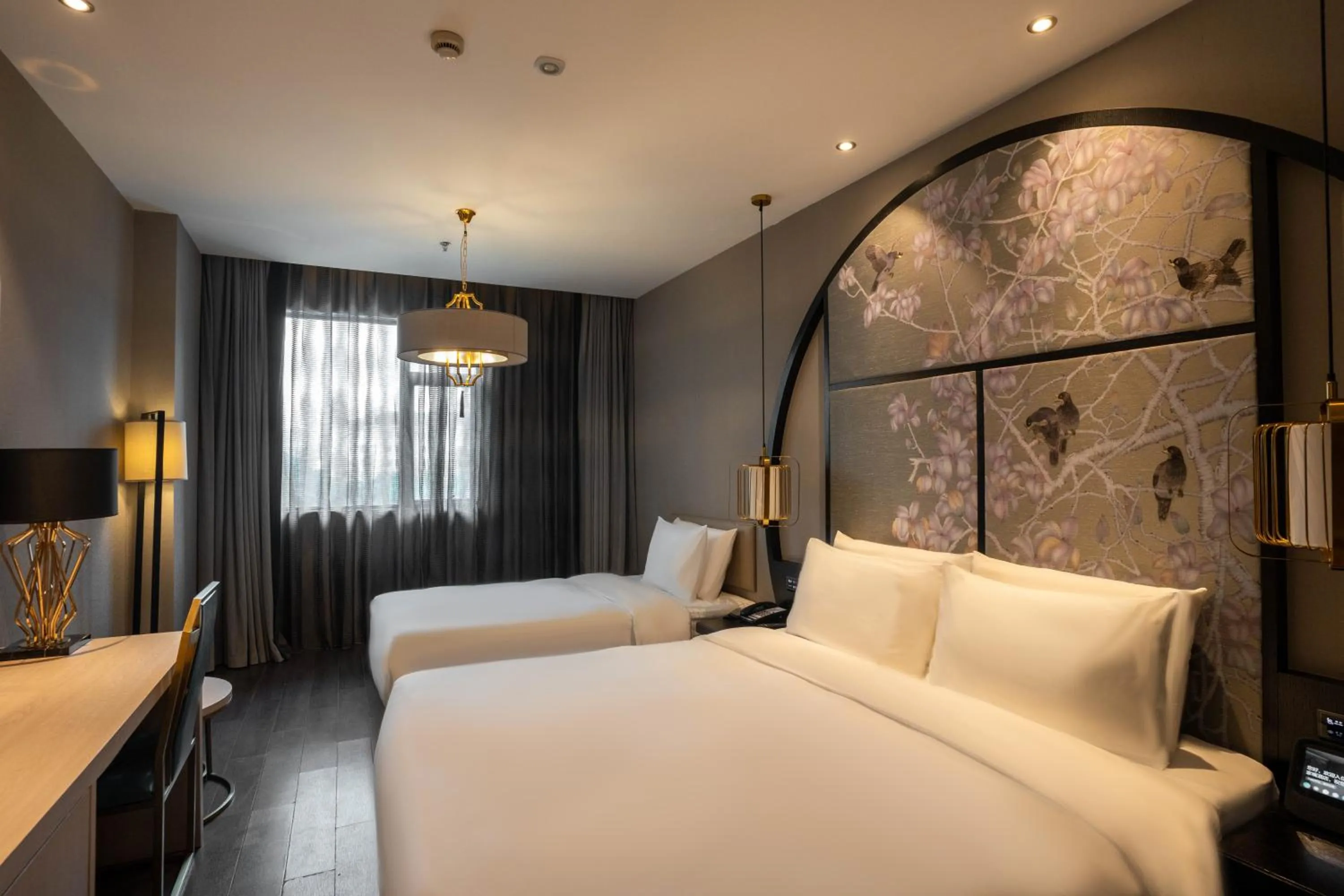 Photo of the whole room, Bed in Crystal Hotel Shanghai Lujiazui Oriental Pearl Tower