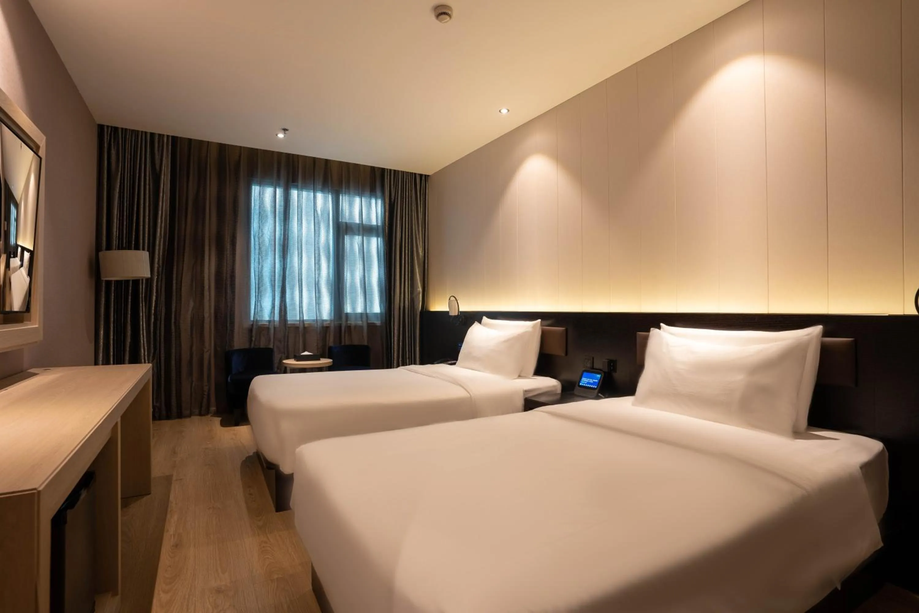 Bed in Crystal Hotel Shanghai Lujiazui Oriental Pearl Tower